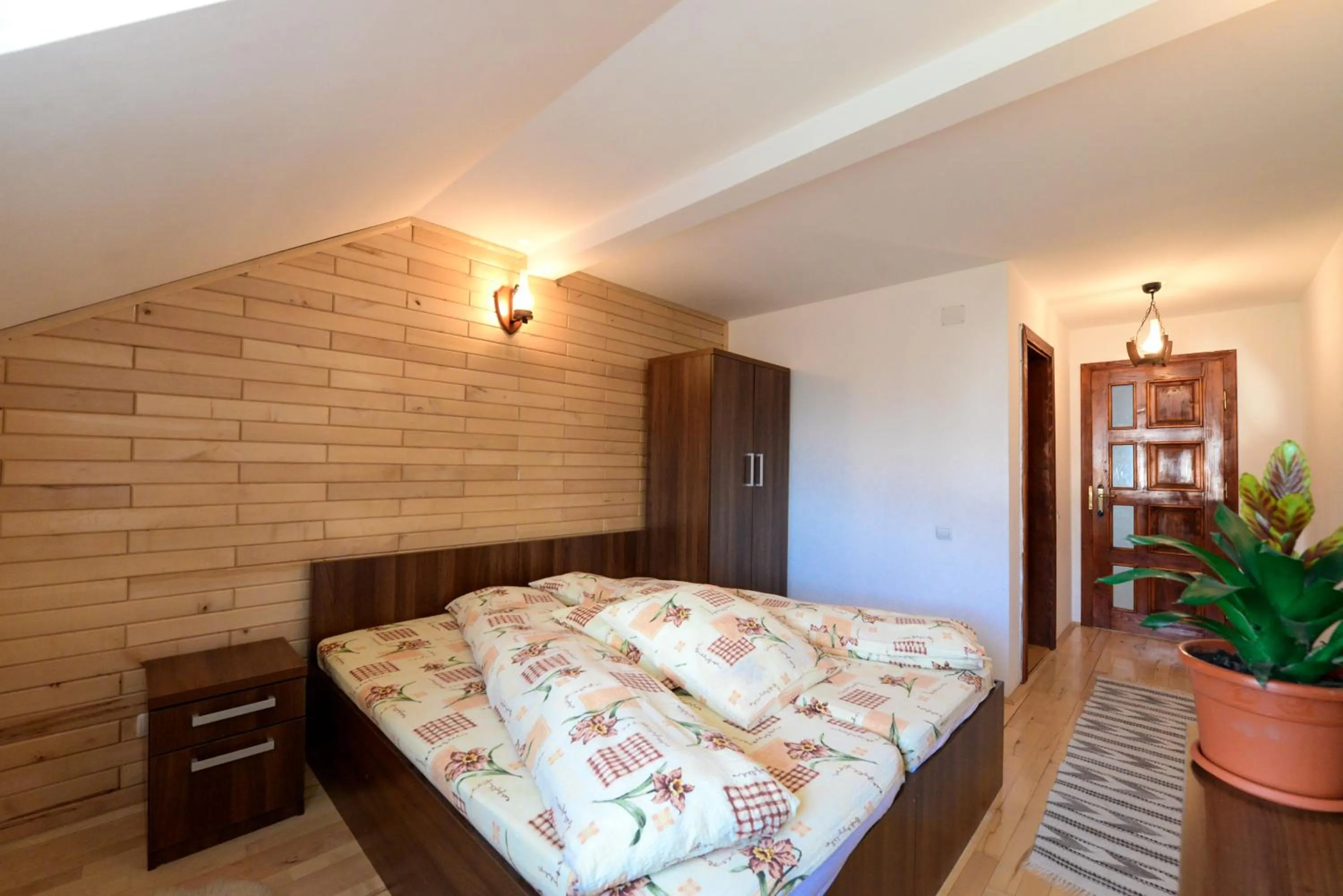 Bed in Pensiunea Arina