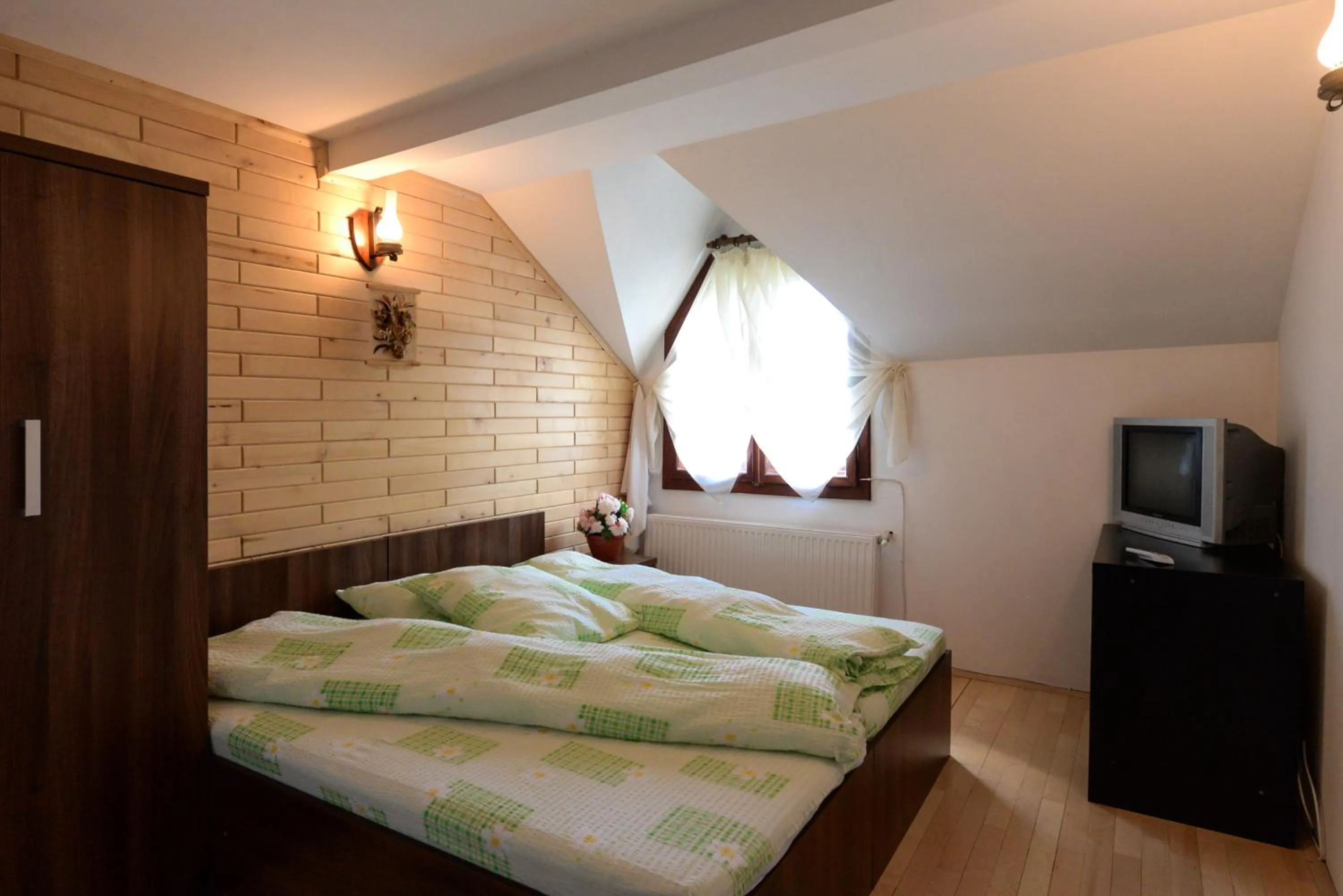 Bed in Pensiunea Arina
