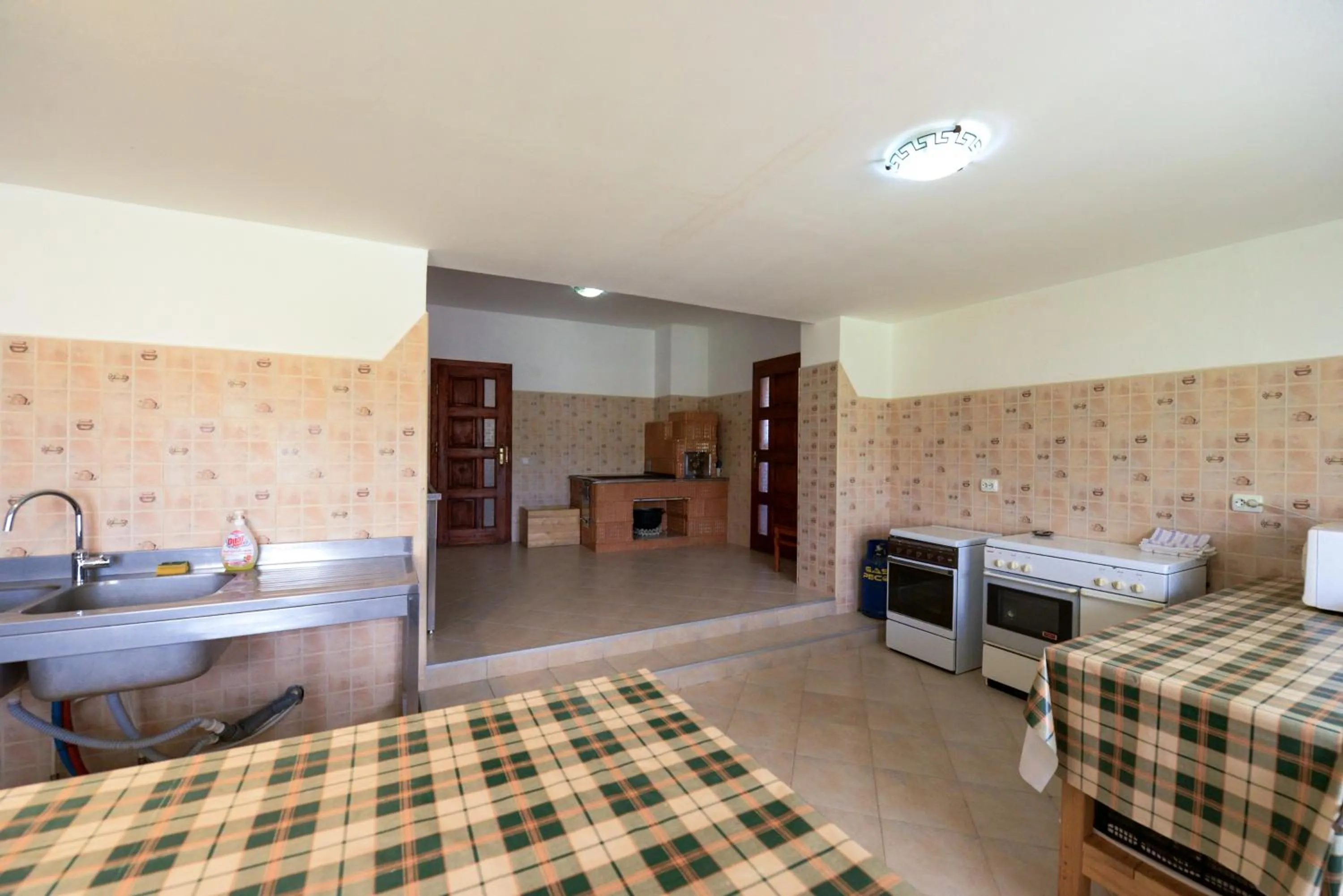 Communal kitchen, Bed in Pensiunea Arina