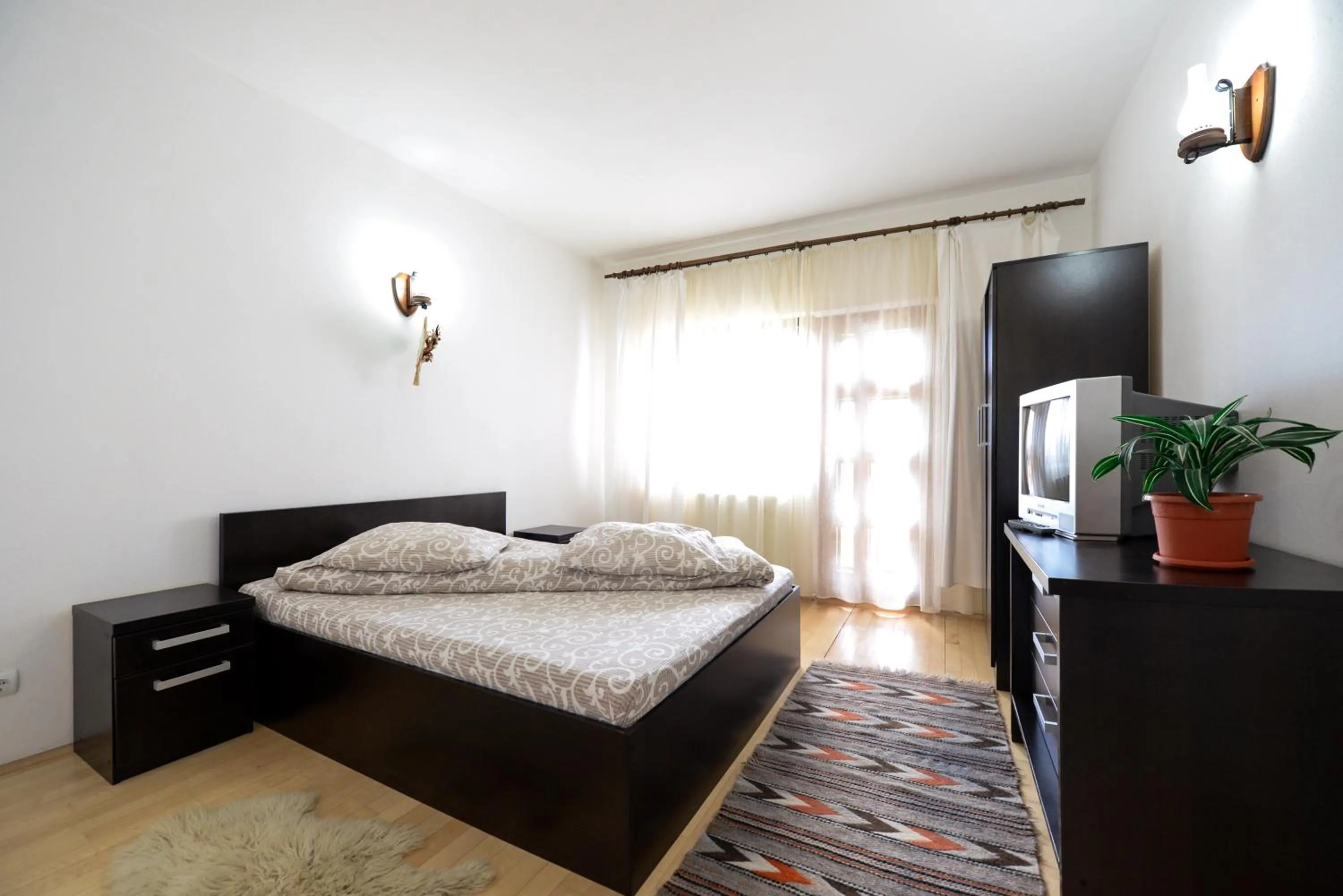 Bed in Pensiunea Arina
