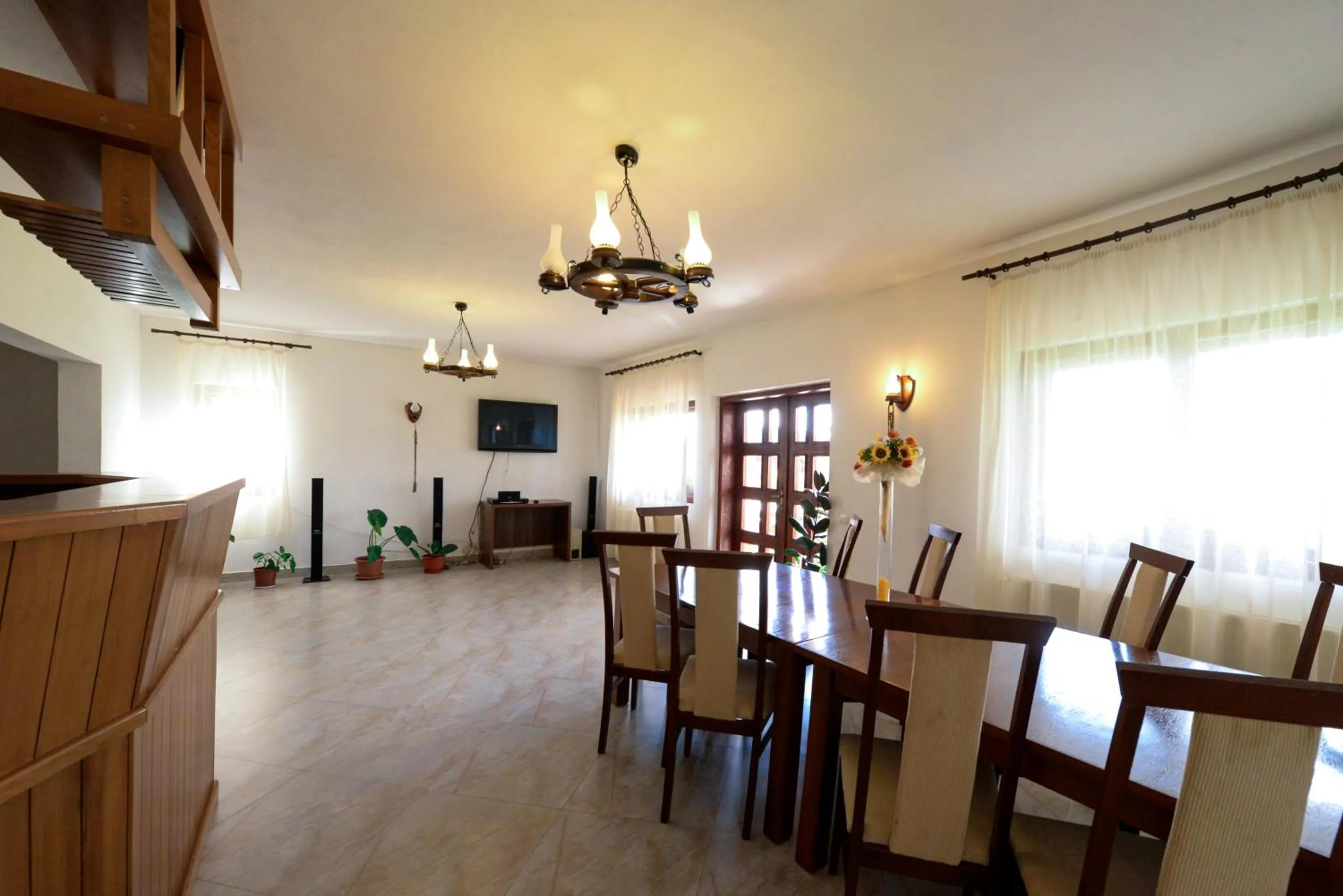 Restaurant/places to eat in Pensiunea Arina