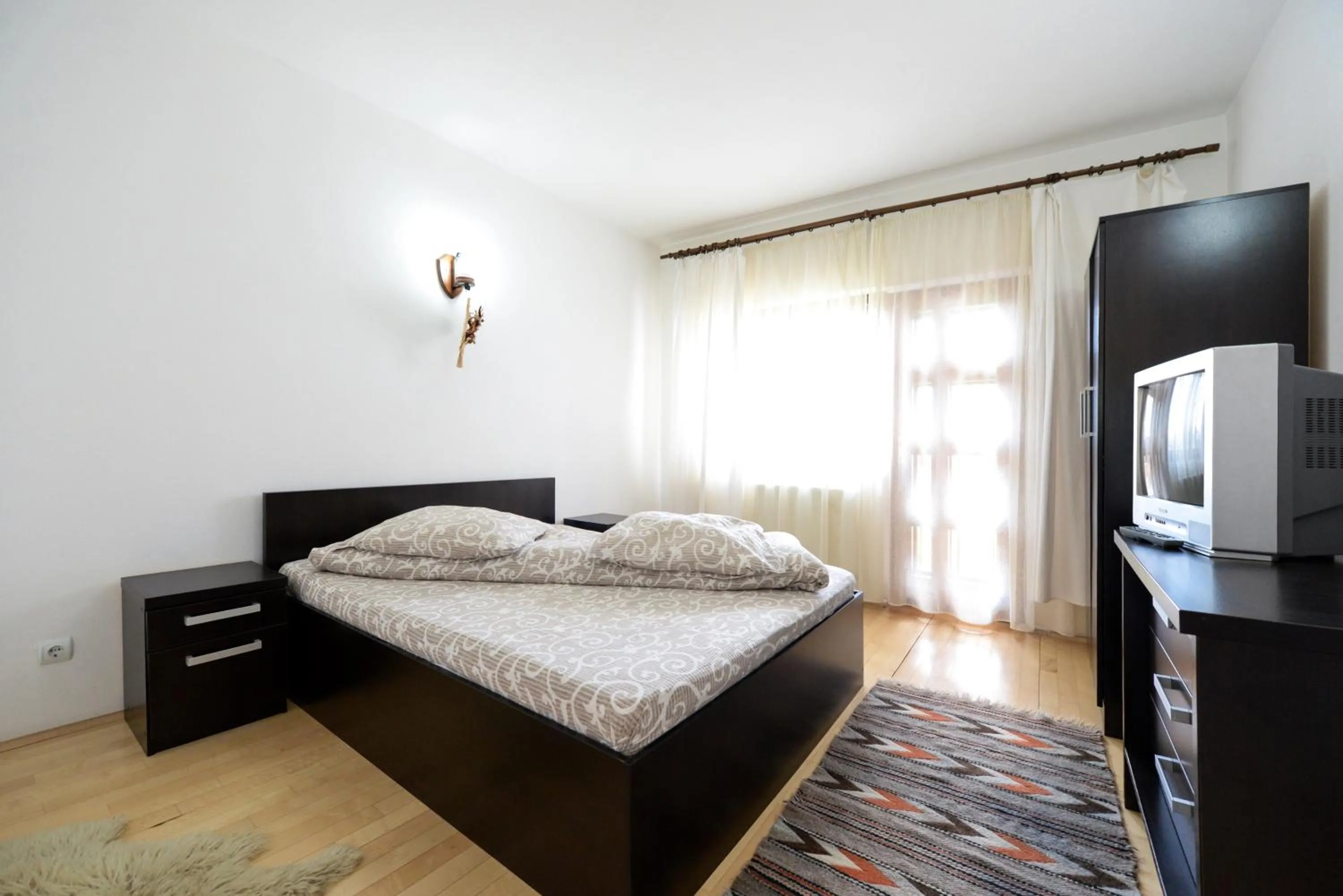 Bed in Pensiunea Arina