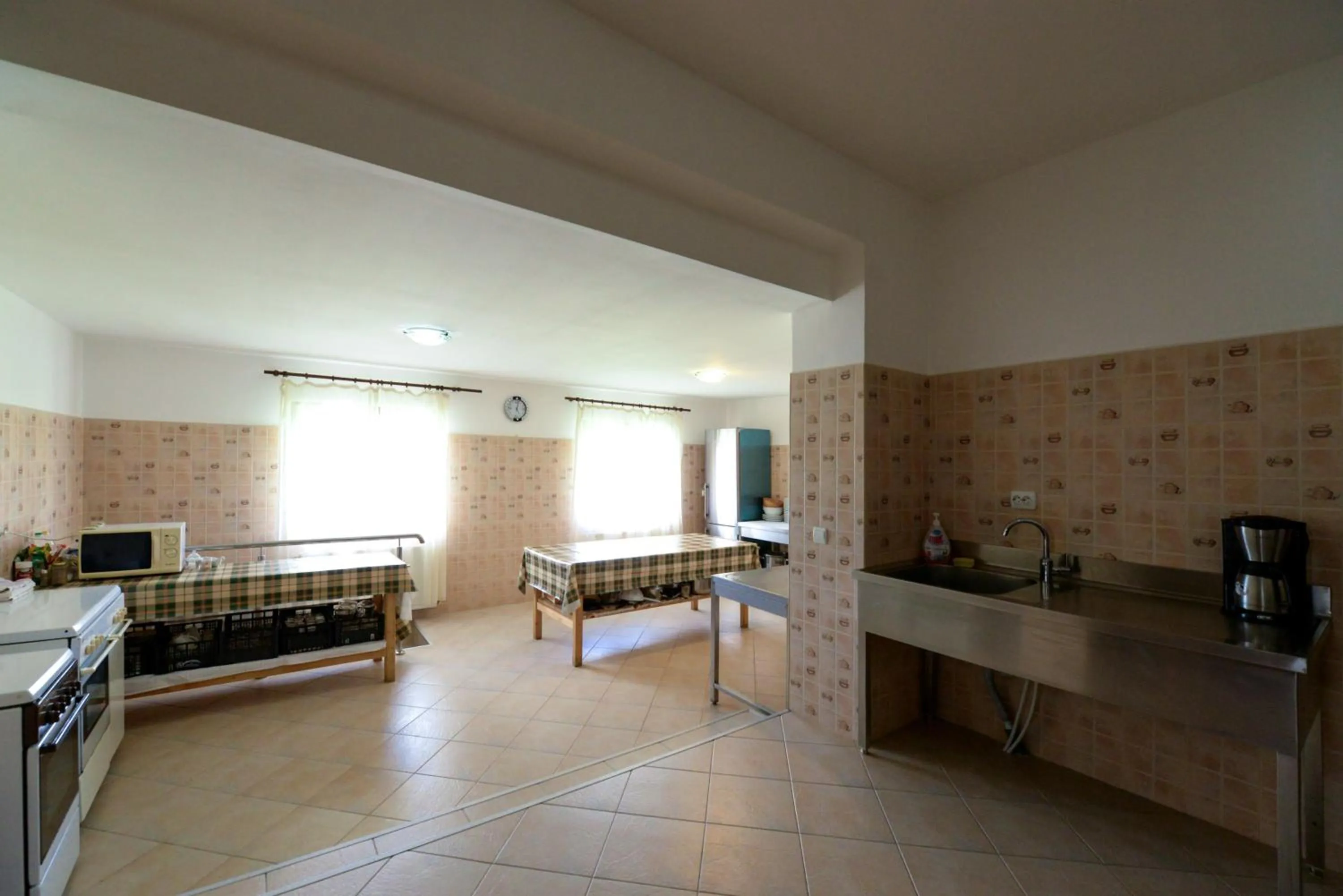 Communal kitchen in Pensiunea Arina