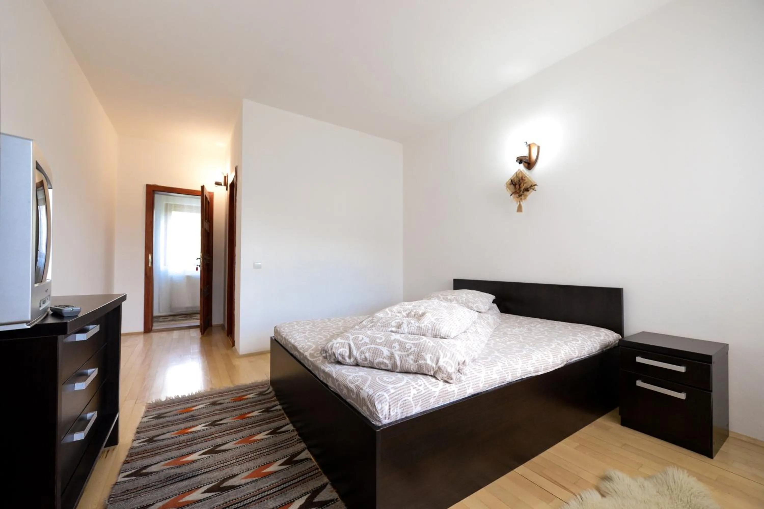 Bed in Pensiunea Arina