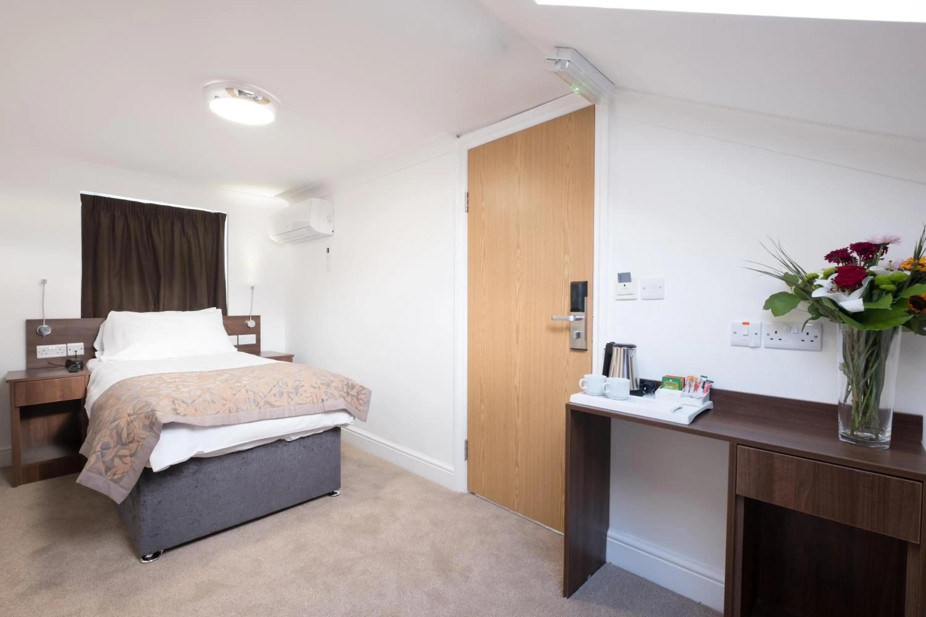 Photo of the whole room, Bed in Signature Hotel London