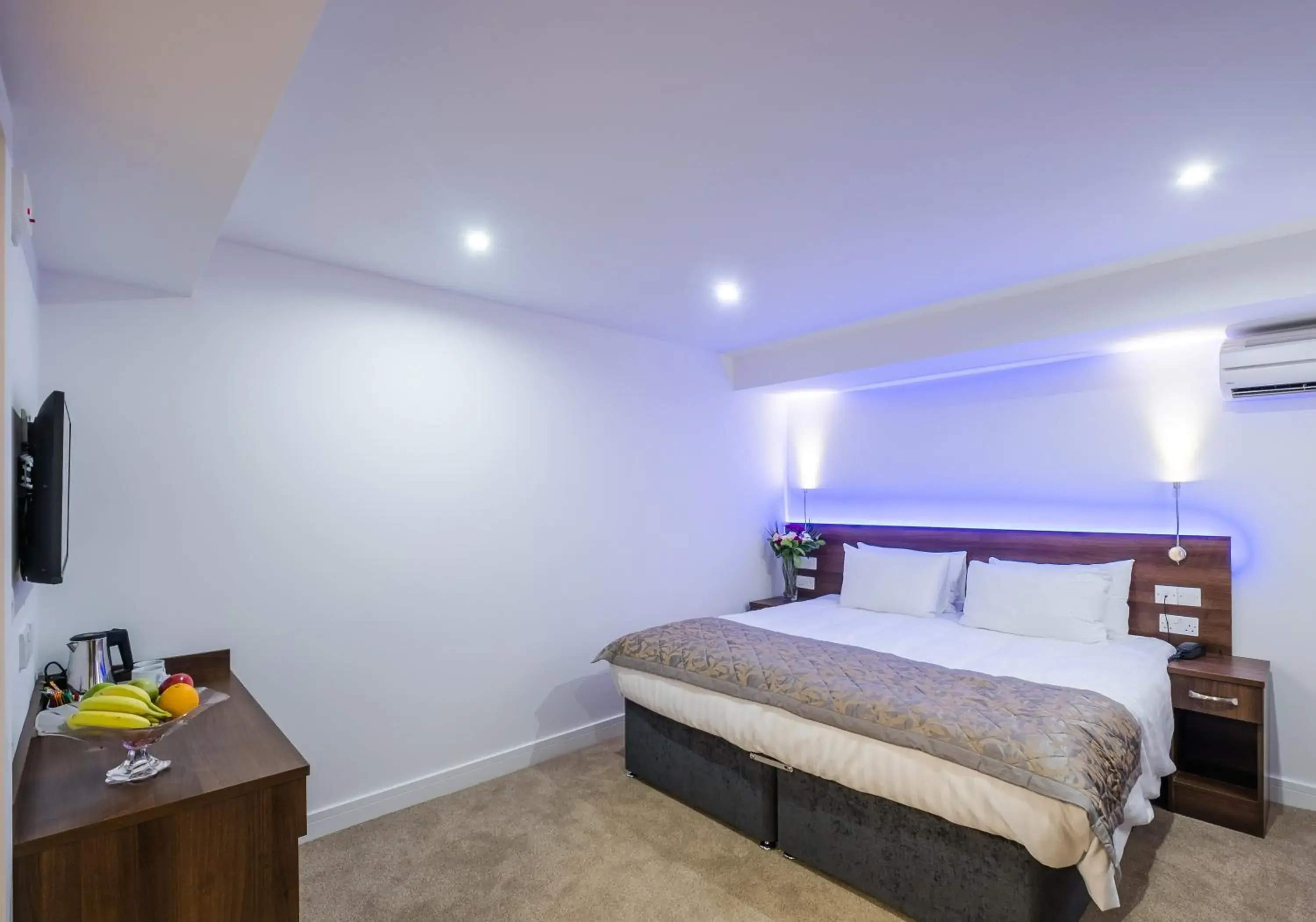 Photo of the whole room, Bed in Signature Hotel London Photo of the whole room, Bed in Signature Hotel London