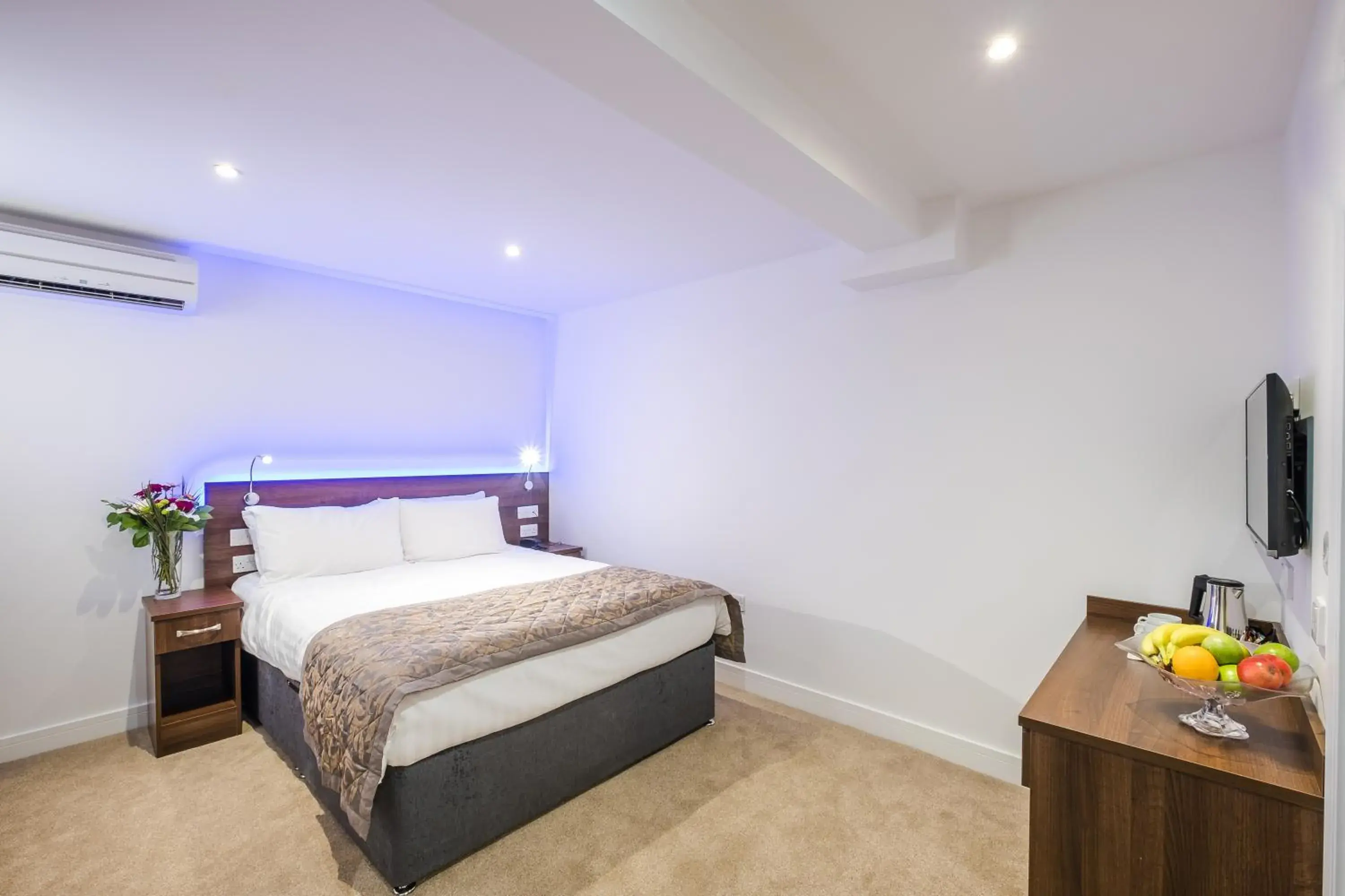 Photo of the whole room, Bed in Signature Hotel London Photo of the whole room, Bed in Signature Hotel London