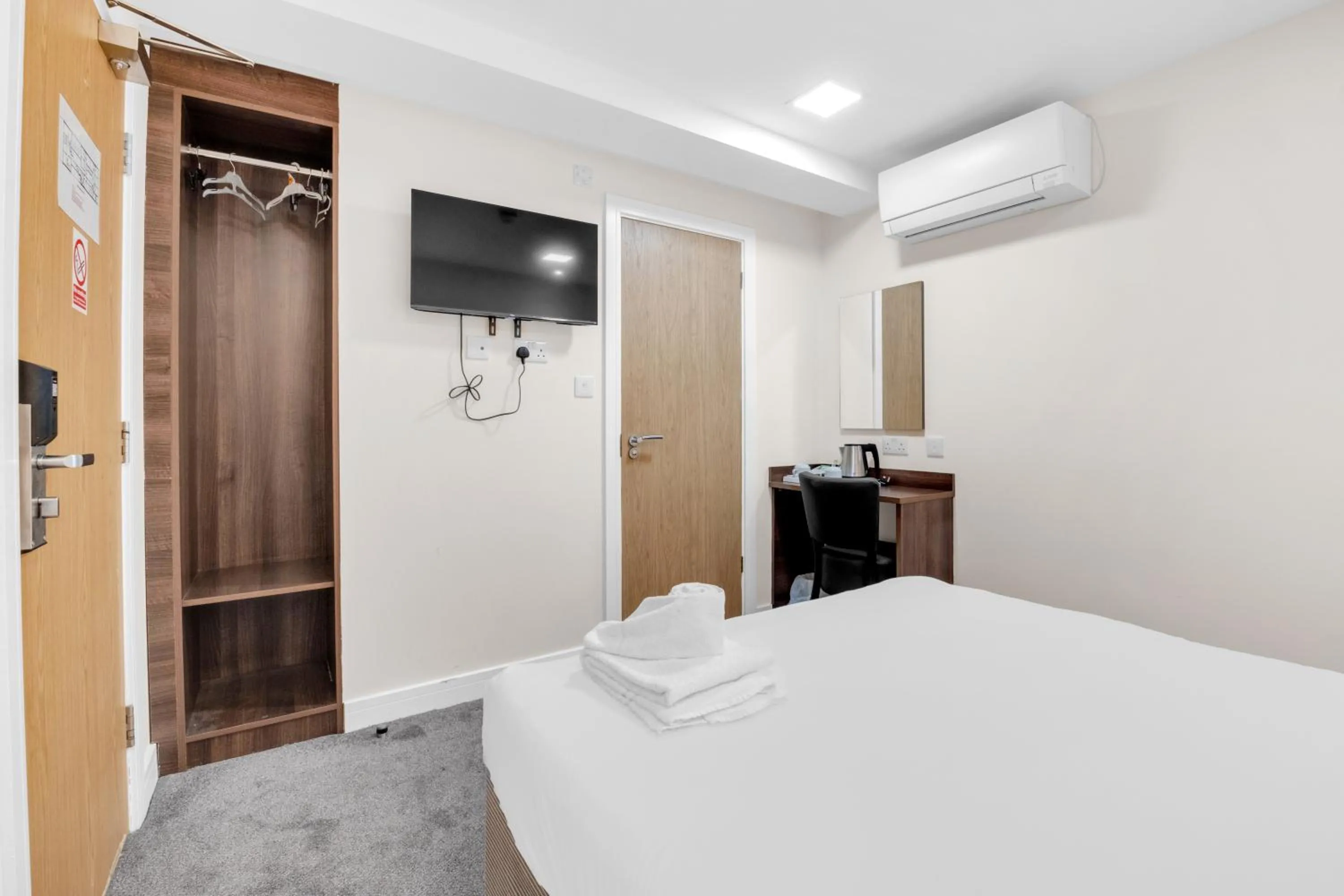 Bed in Signature Hotel London