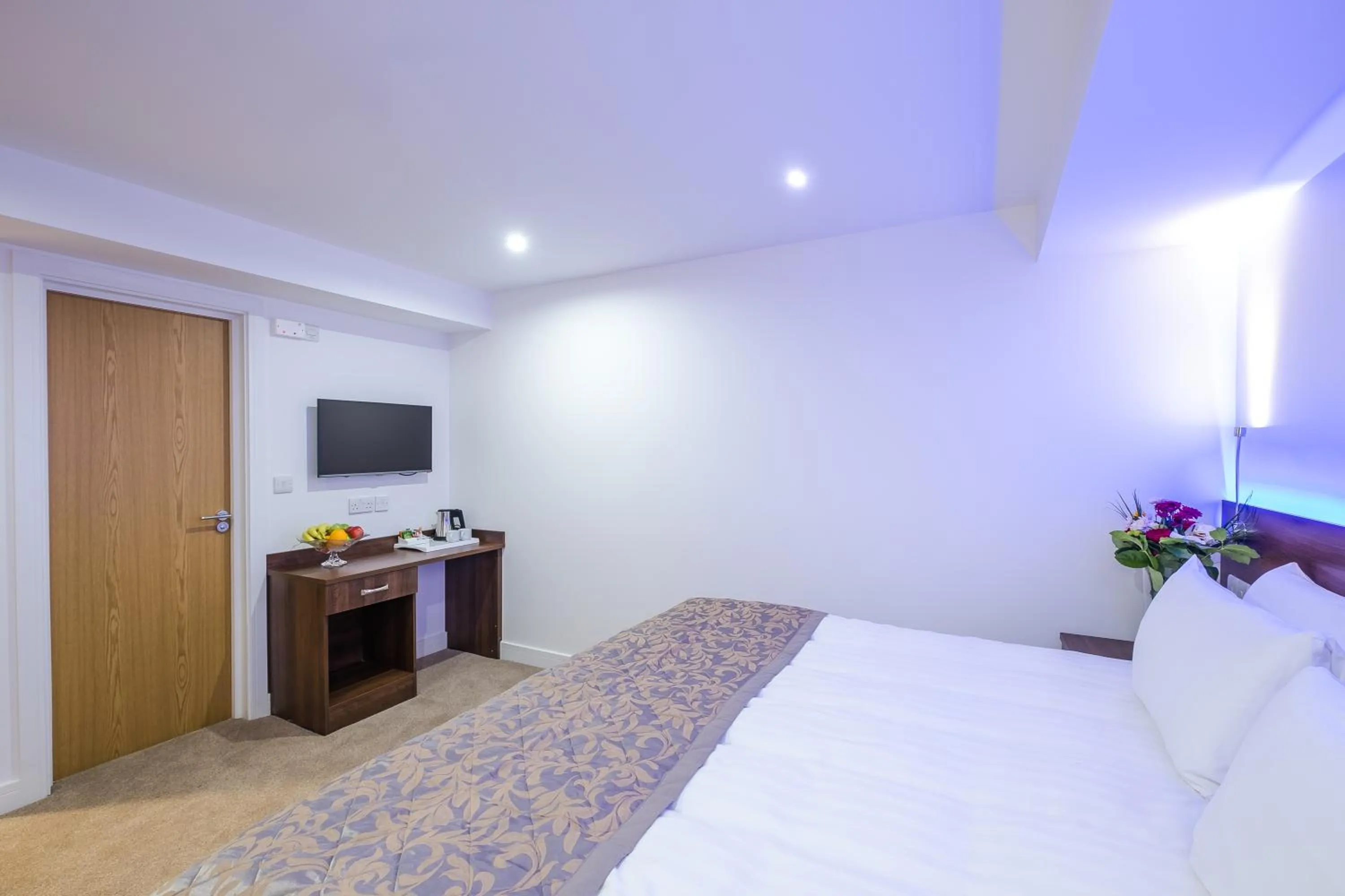 Photo of the whole room, Bed in Signature Hotel London