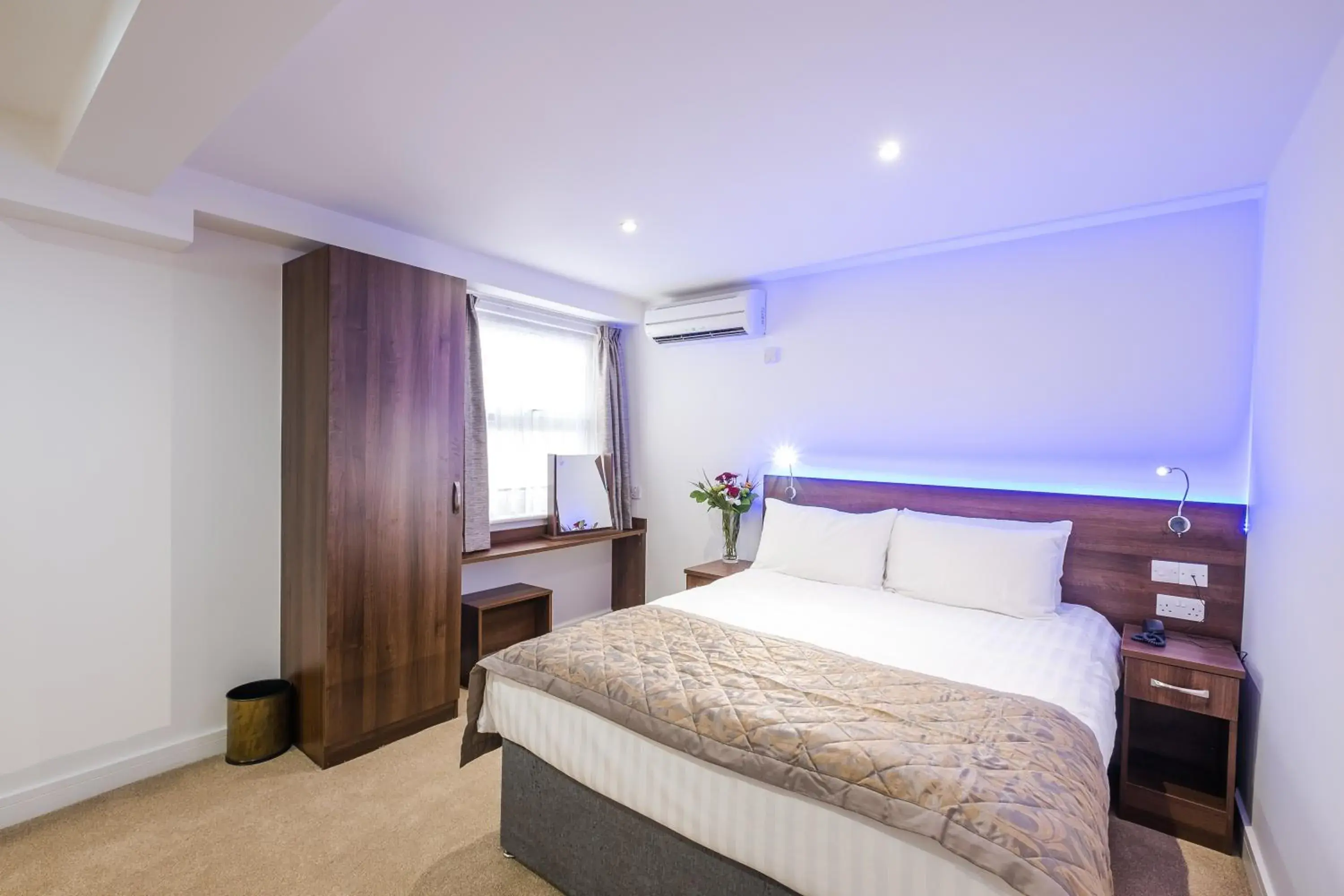 Photo of the whole room, Bed in Signature Hotel London Photo of the whole room, Bed in Signature Hotel London