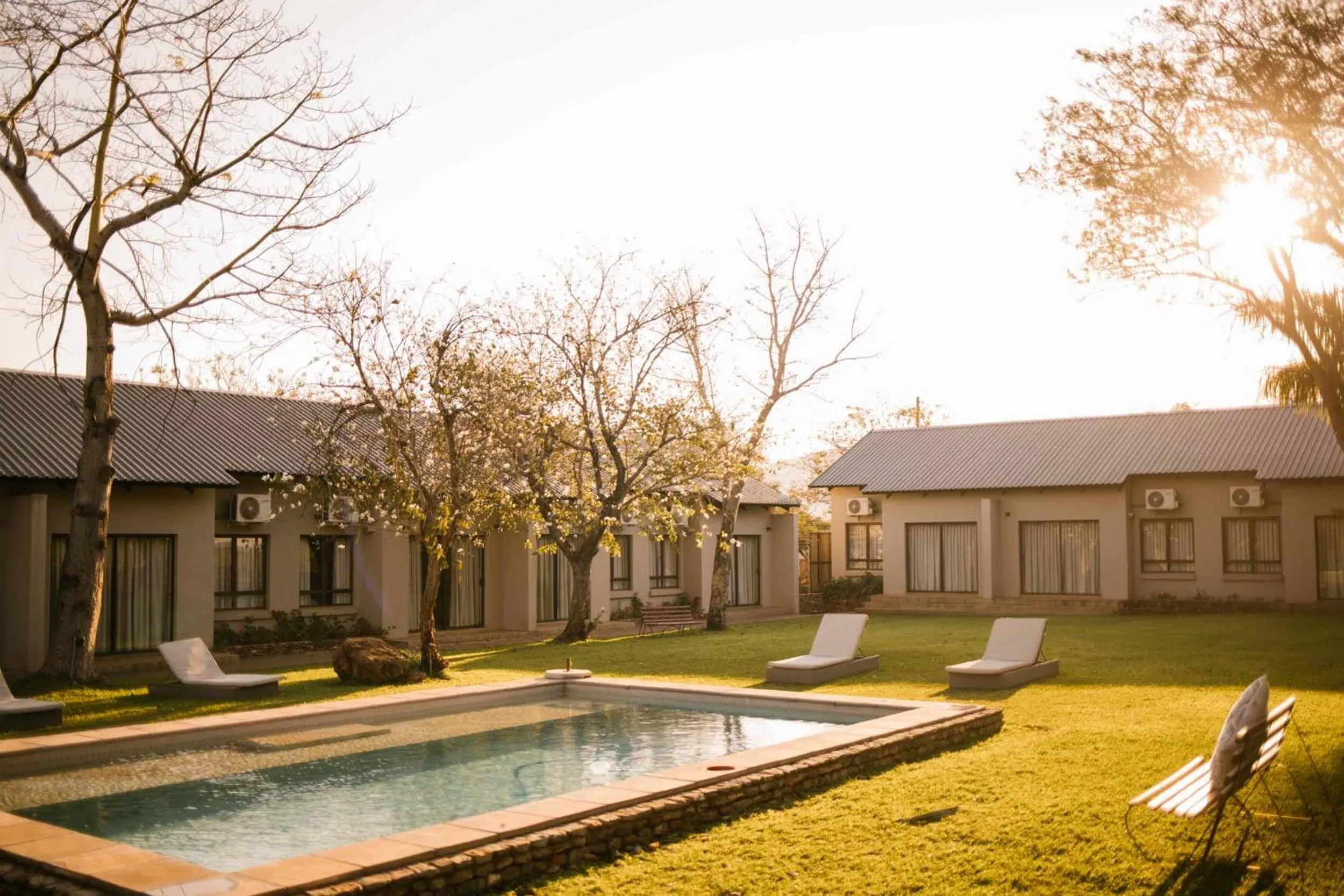Pool view in Hamiltons Lodge & Restaurant