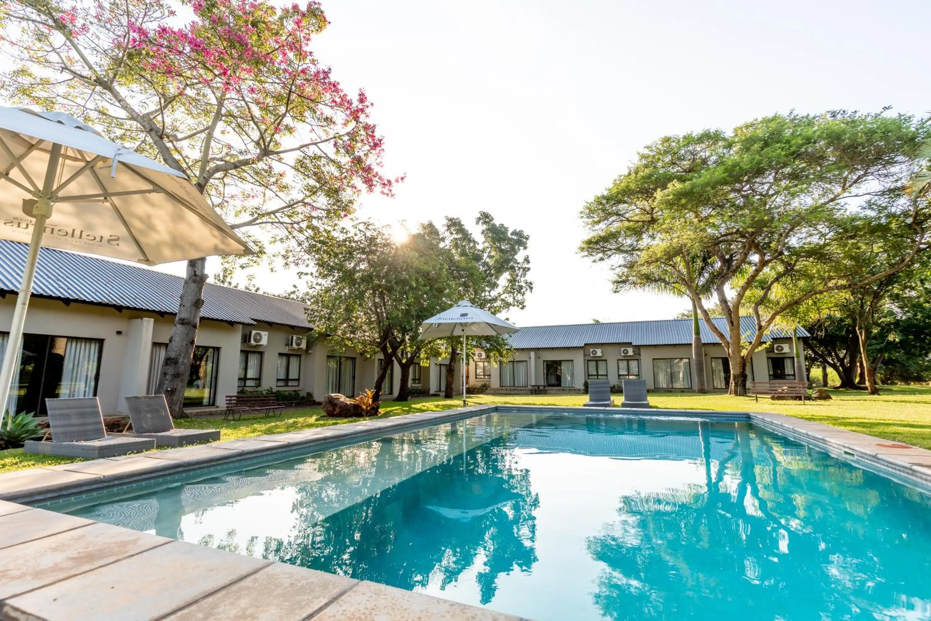 Pool view in Hamiltons Lodge & Restaurant
