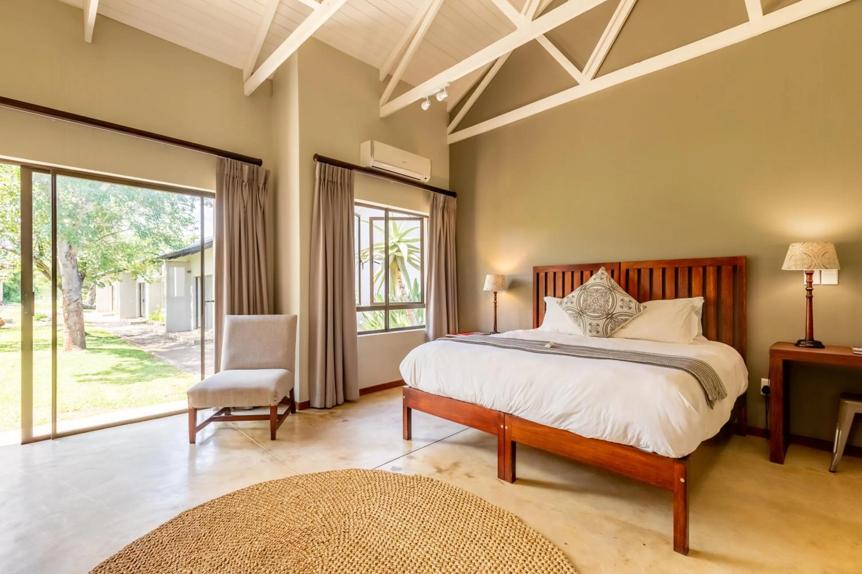 Bed in Hamiltons Lodge & Restaurant