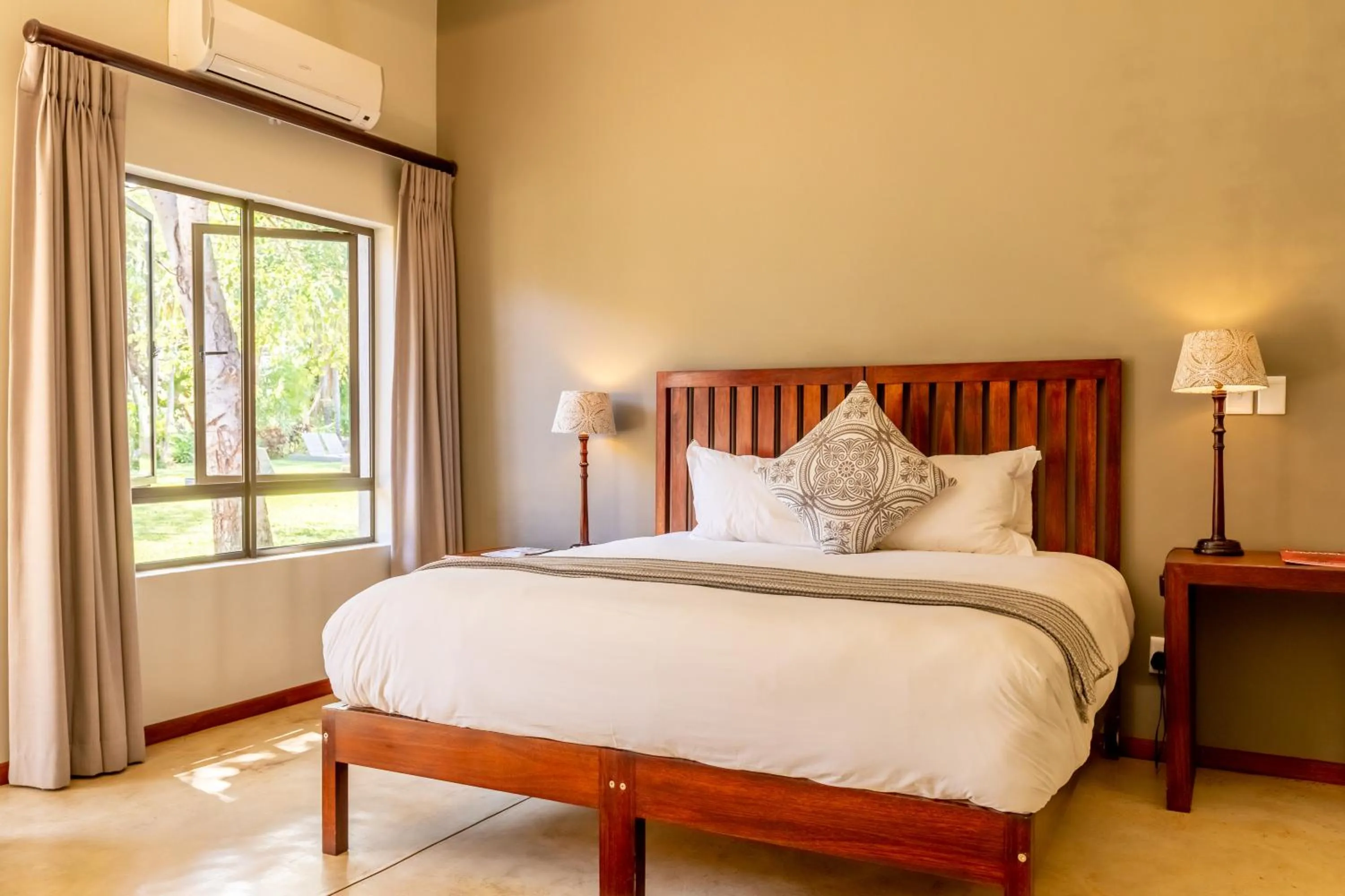 Bed in Hamiltons Lodge & Restaurant