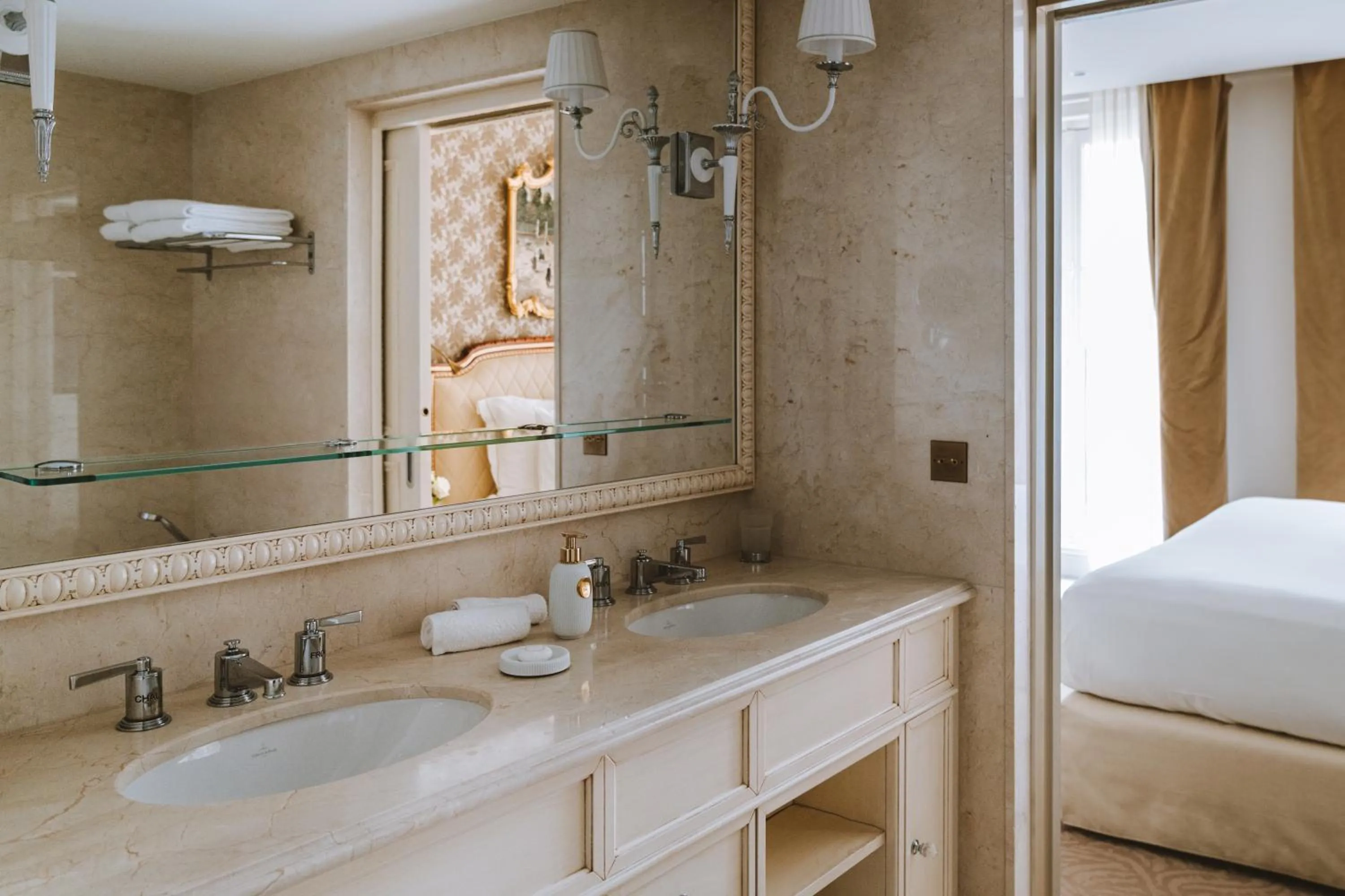 Bathroom, Bed in Hotel Splendide Royal Paris - Relais & Châteaux