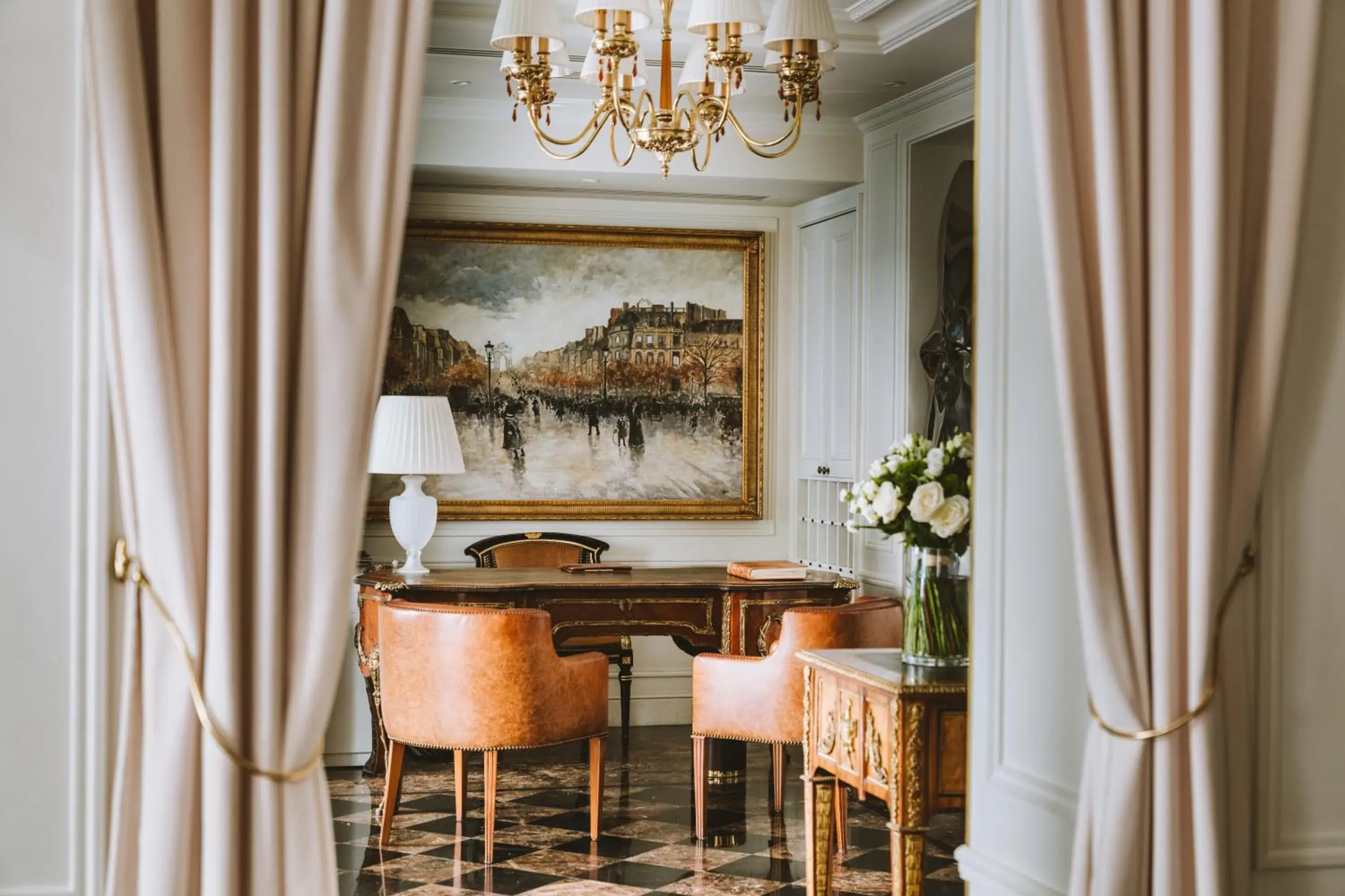 Living room in Hotel Splendide Royal Paris - Relais & Châteaux Living room in Hotel Splendide Royal Paris - Relais & Châteaux