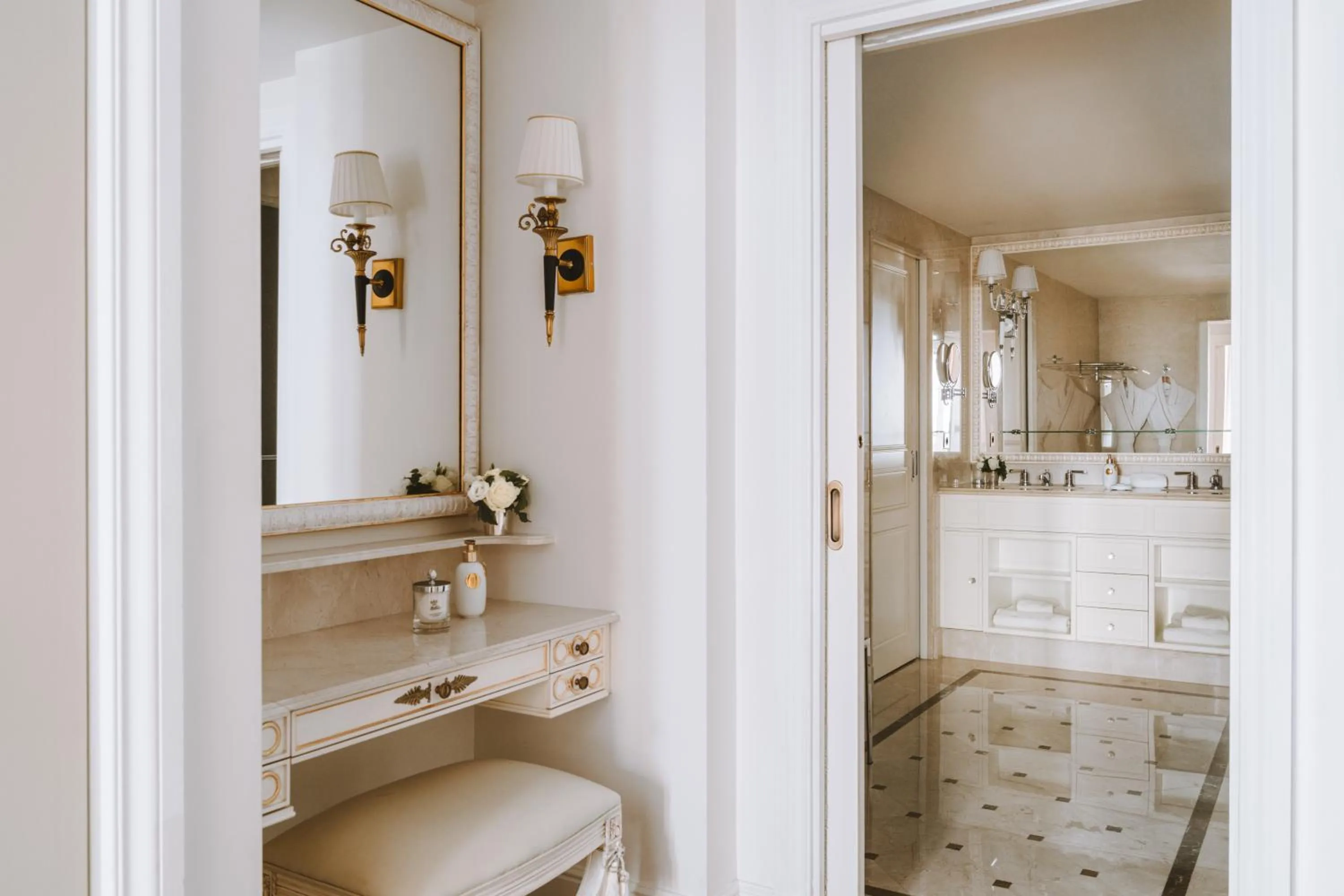 Bathroom in Hotel Splendide Royal Paris - Relais & Châteaux