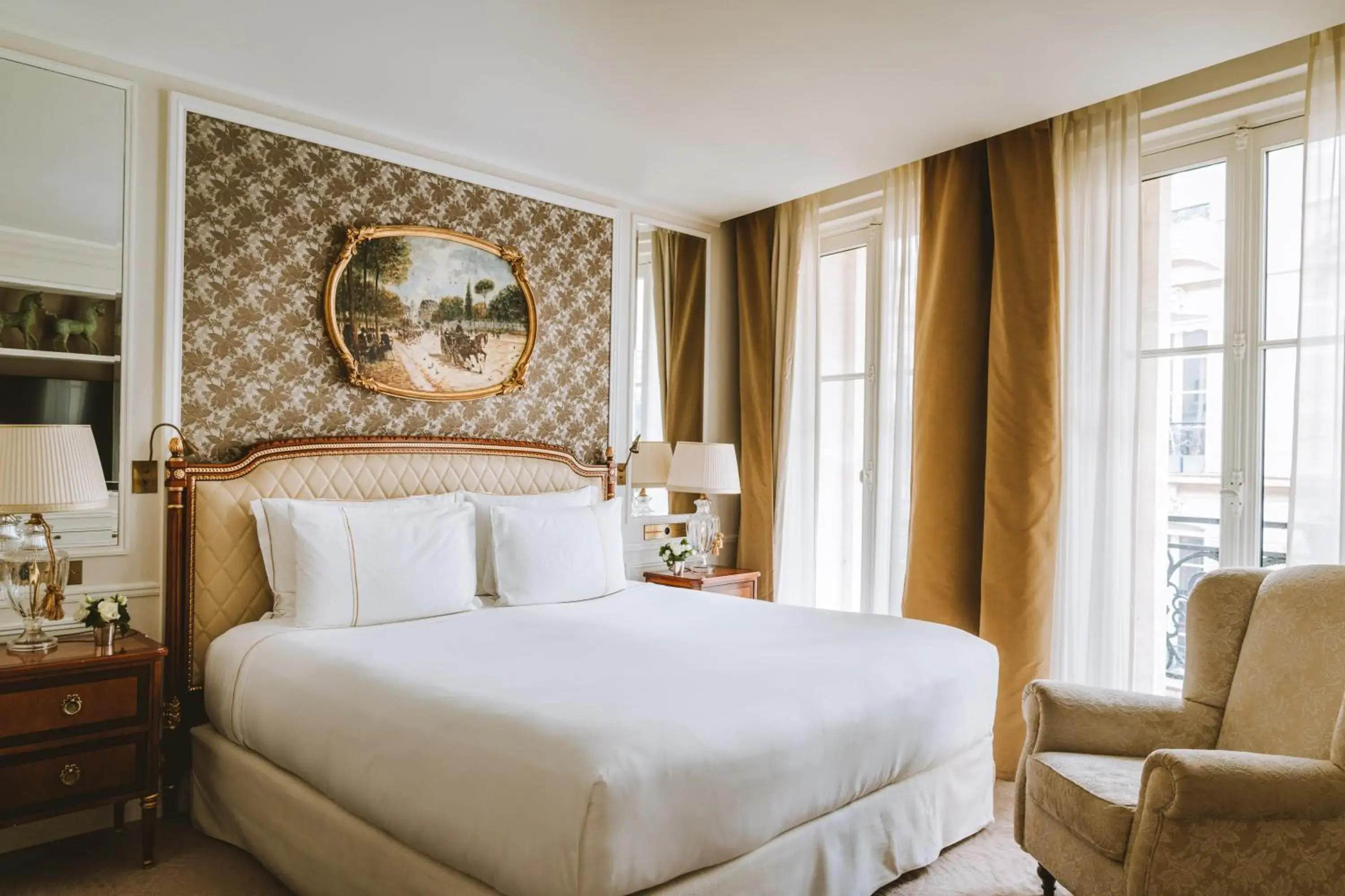 Bed in Hotel Splendide Royal Paris - Relais & Châteaux Bed in Hotel Splendide Royal Paris - Relais & Châteaux