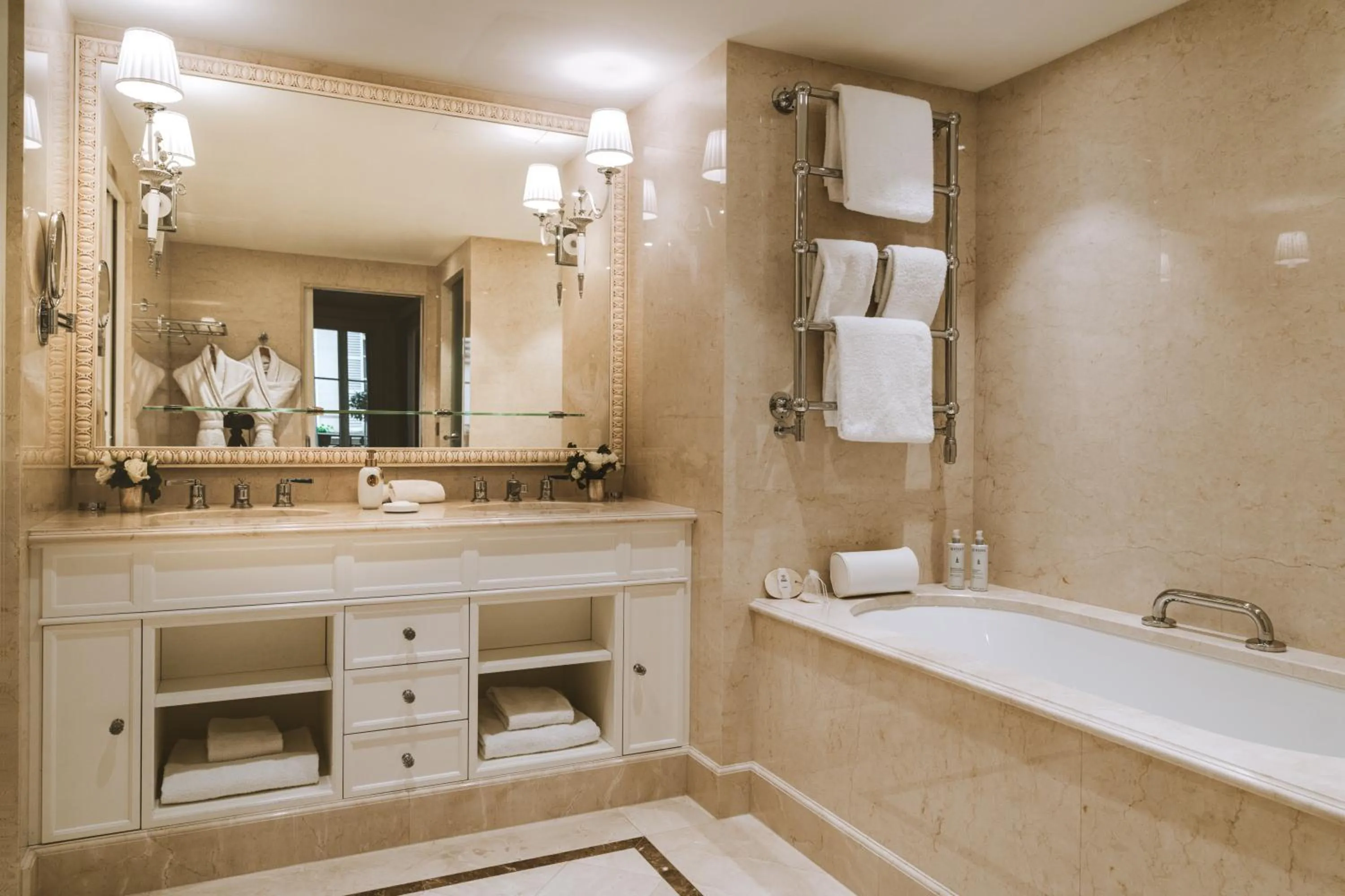 Bathroom in Hotel Splendide Royal Paris - Relais & Châteaux