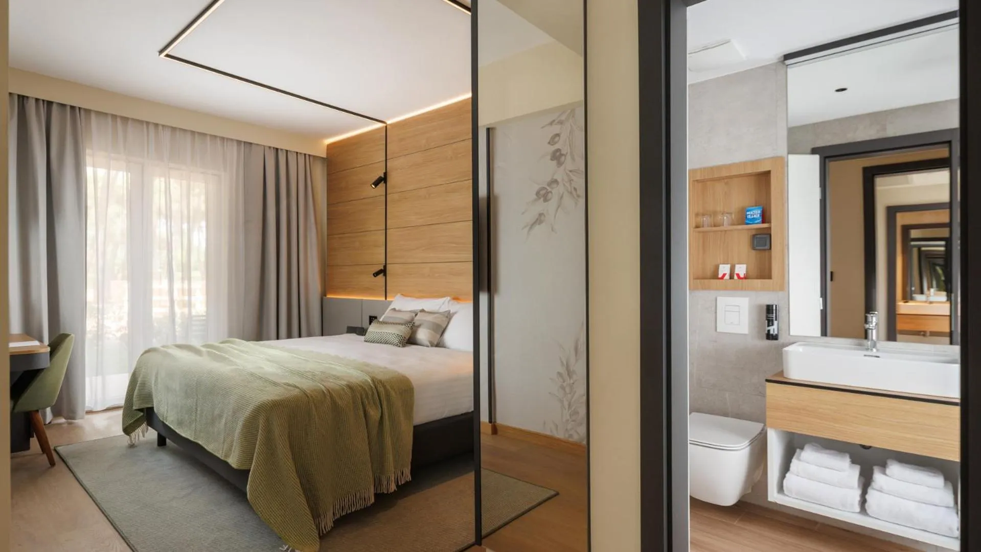 Bathroom, Bed in Hotel Pelegrin Plava Laguna