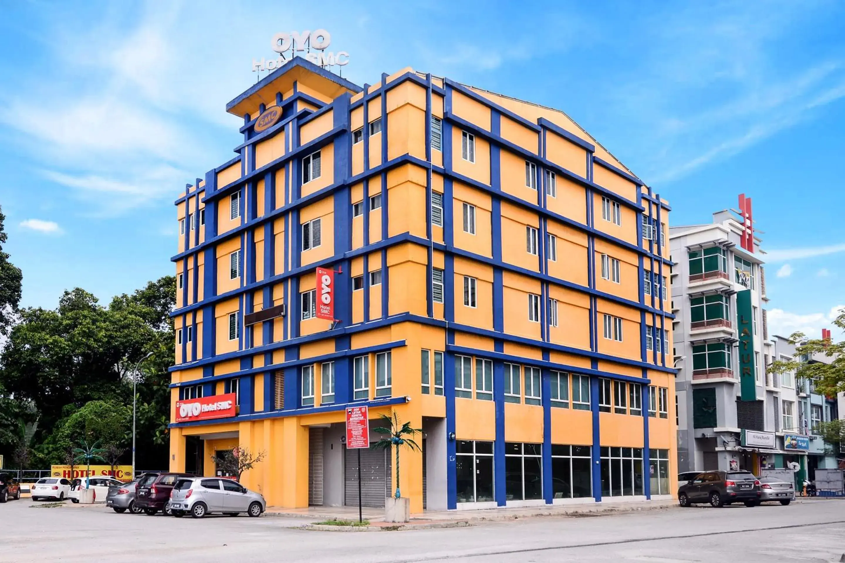 Facade/entrance in Hotel O SMC Alam Avenue Facade/entrance in Hotel O SMC Alam Avenue