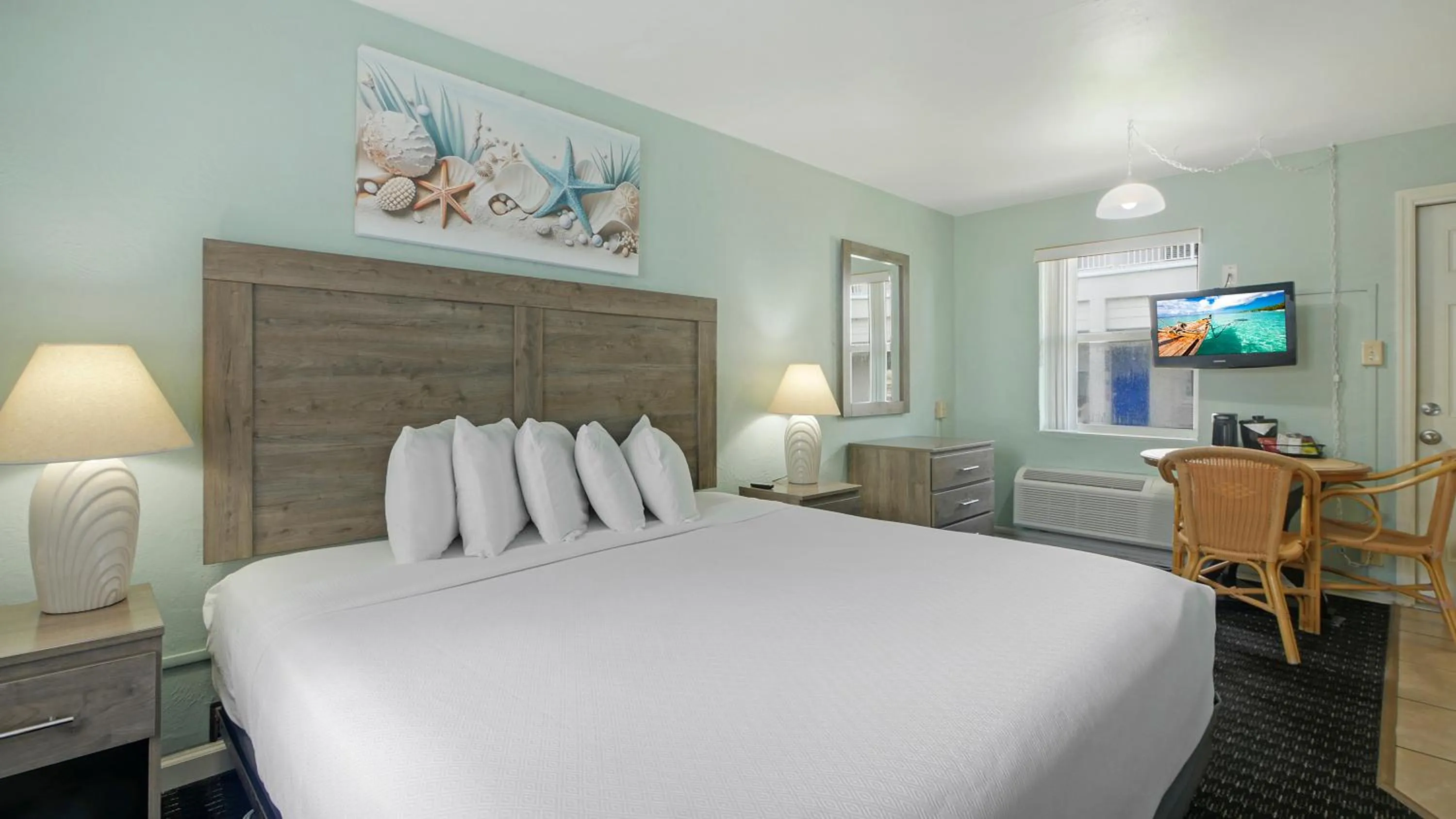 Bed in Ocean Court Beachfront Hotel