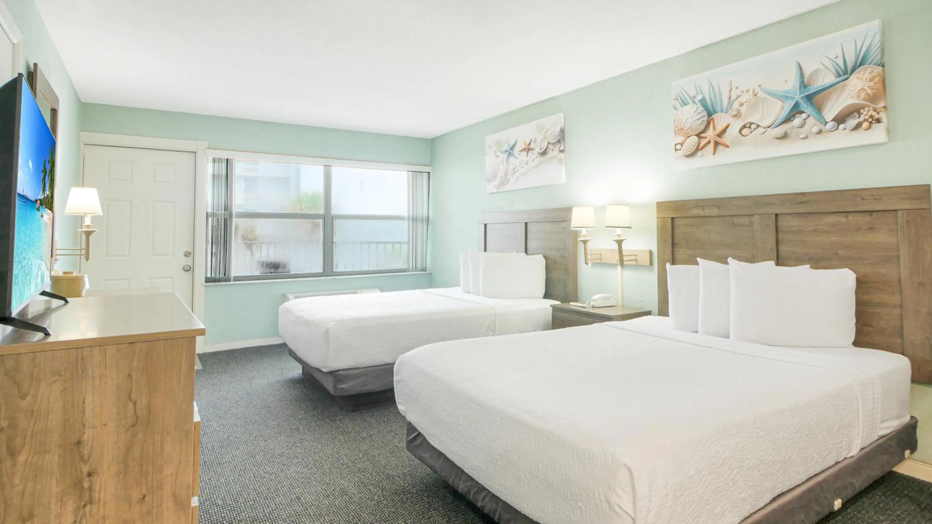 Bed in Ocean Court Beachfront Hotel