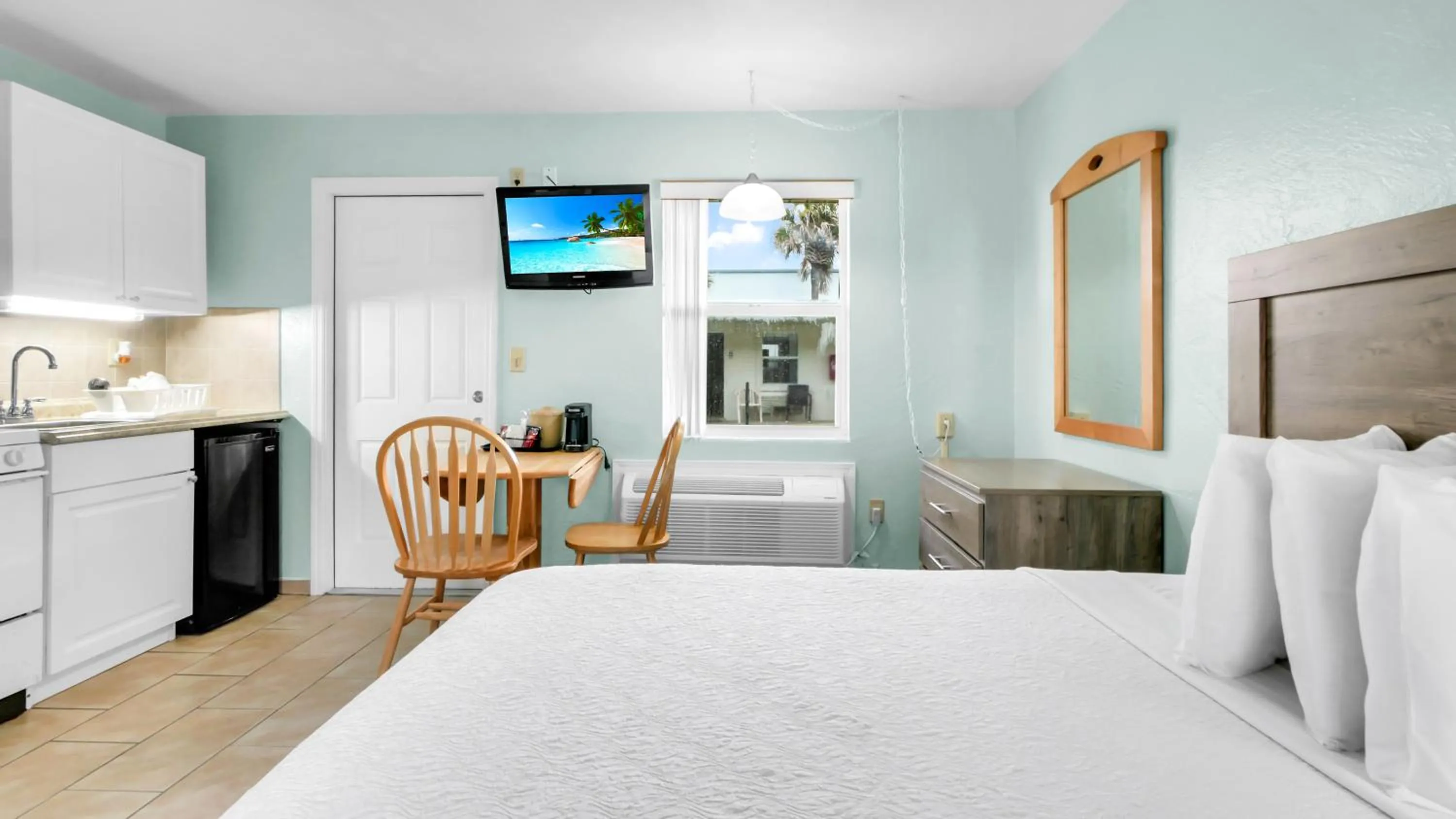 Photo of the whole room, Bed in Ocean Court Beachfront Hotel