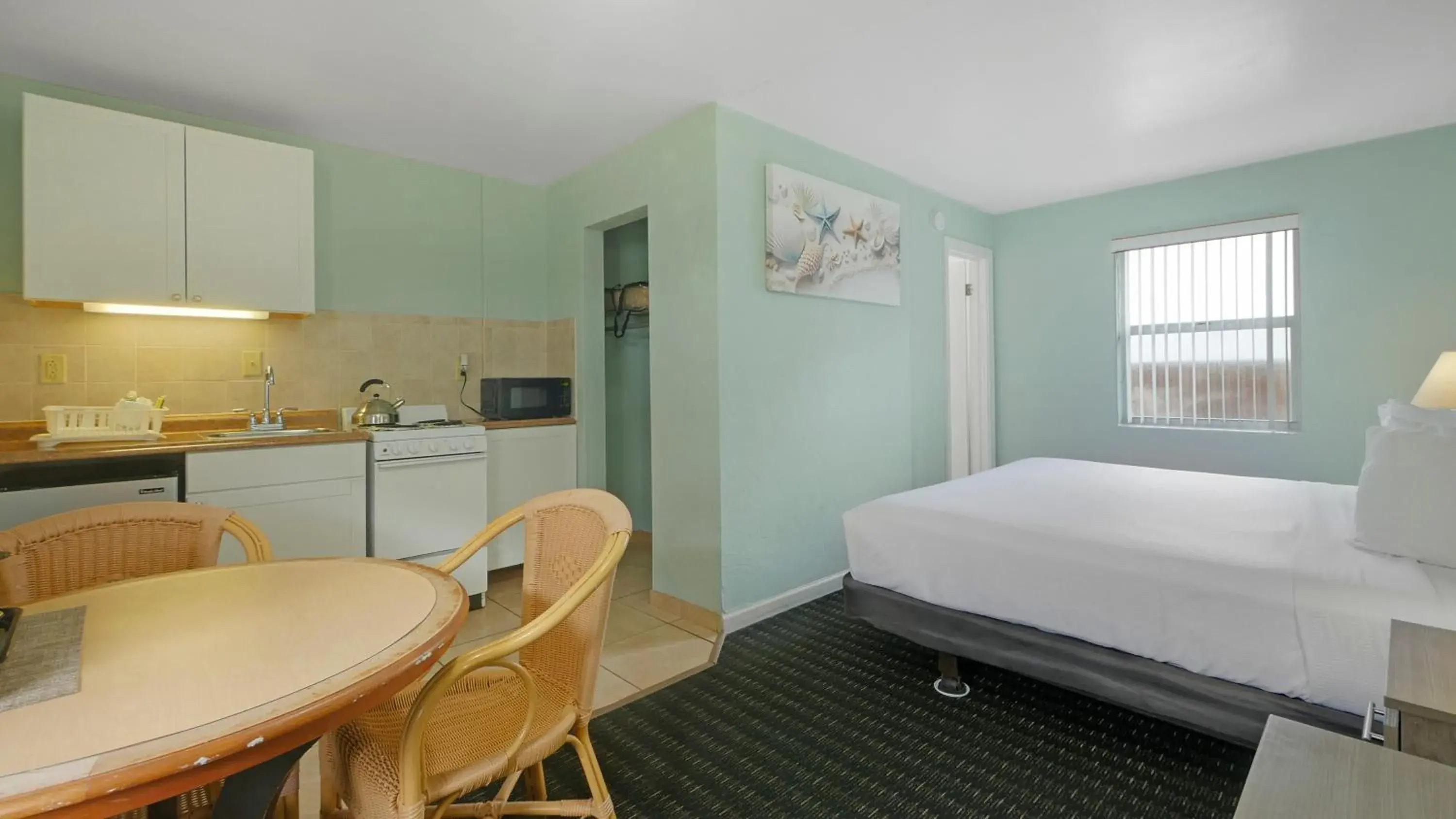 Photo of the whole room, Bed in Ocean Court Beachfront Hotel Photo of the whole room, Bed in Ocean Court Beachfront Hotel