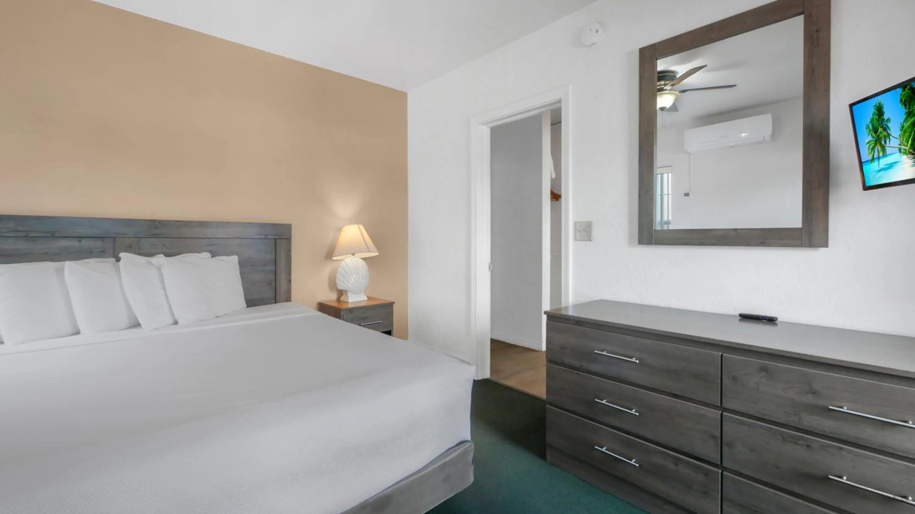 Bed in Ocean Court Beachfront Hotel