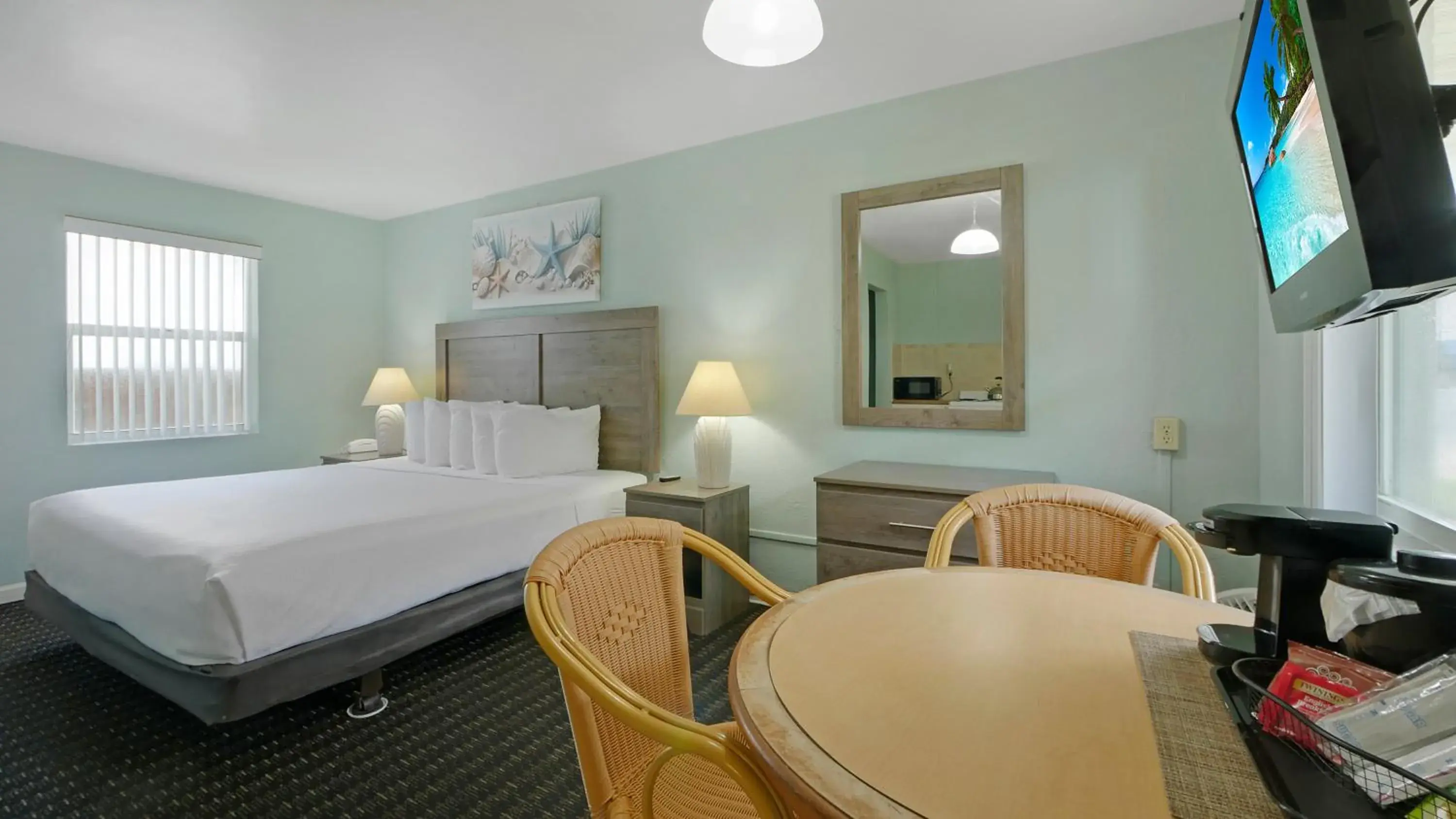 Bed in Ocean Court Beachfront Hotel Bed in Ocean Court Beachfront Hotel