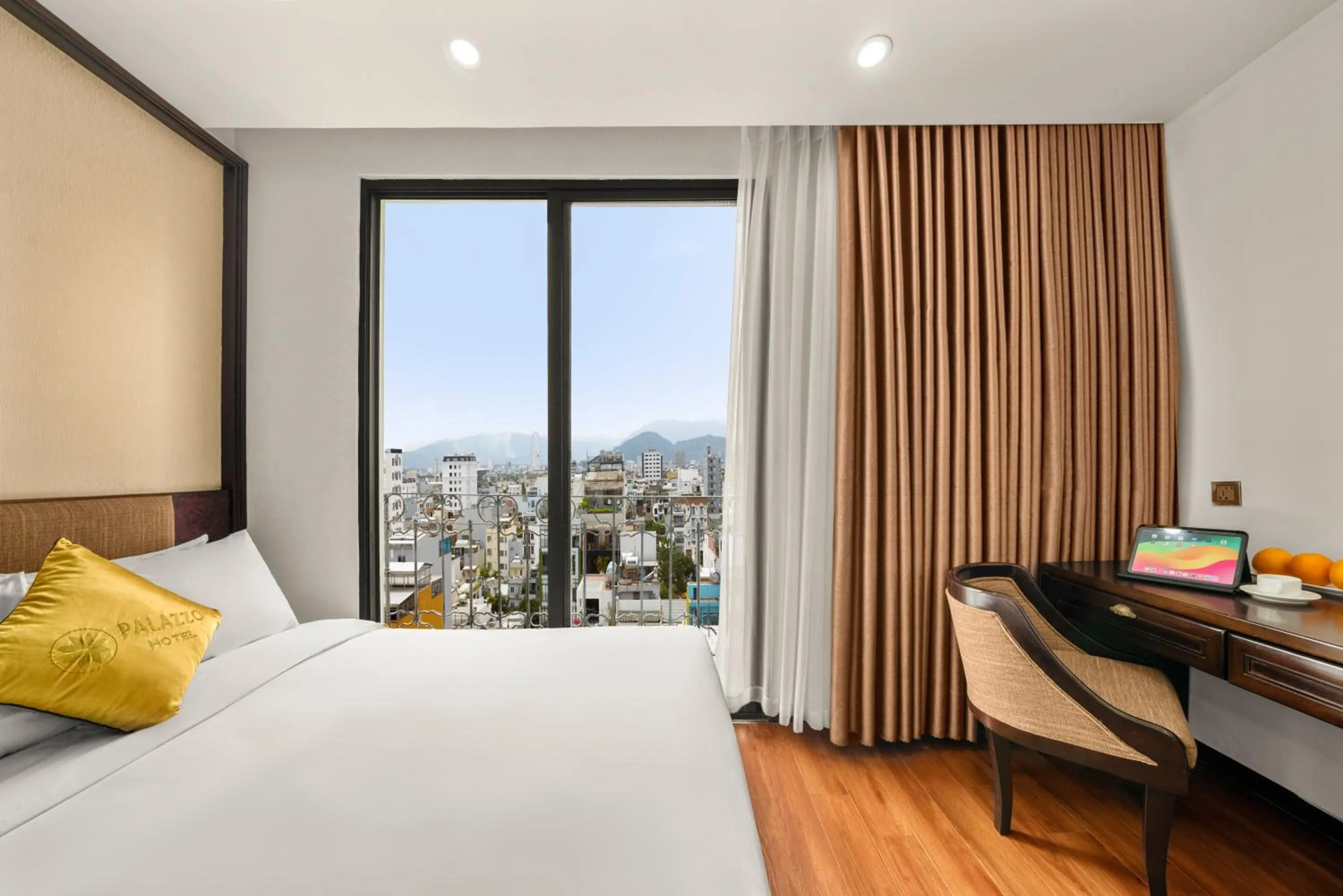 Bed in Palazzo Luxury Hotel & Bistro - Central My Khe Beach Walking Street