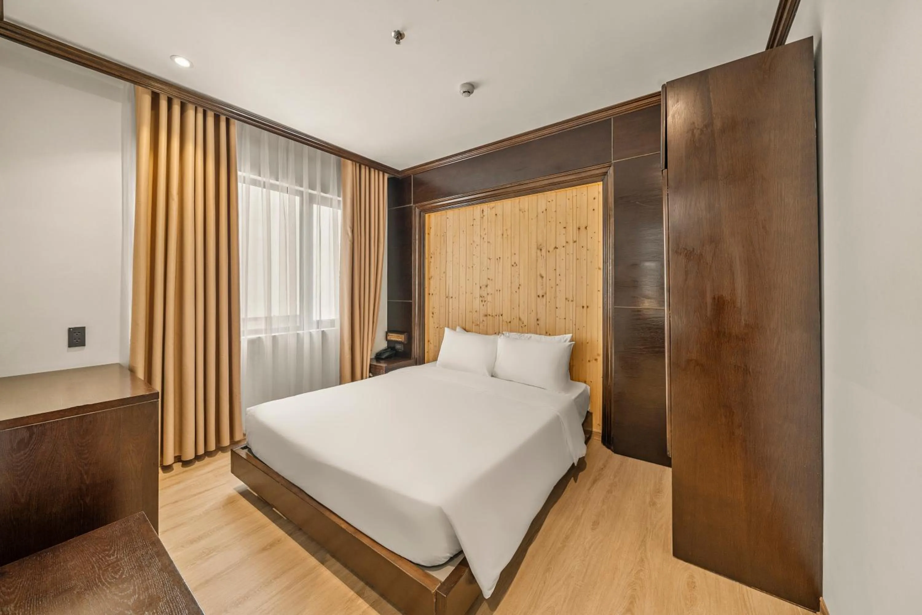 View (from property/room), Bed in Palazzo Luxury Hotel & Bistro - Central My Khe Beach Walking Street