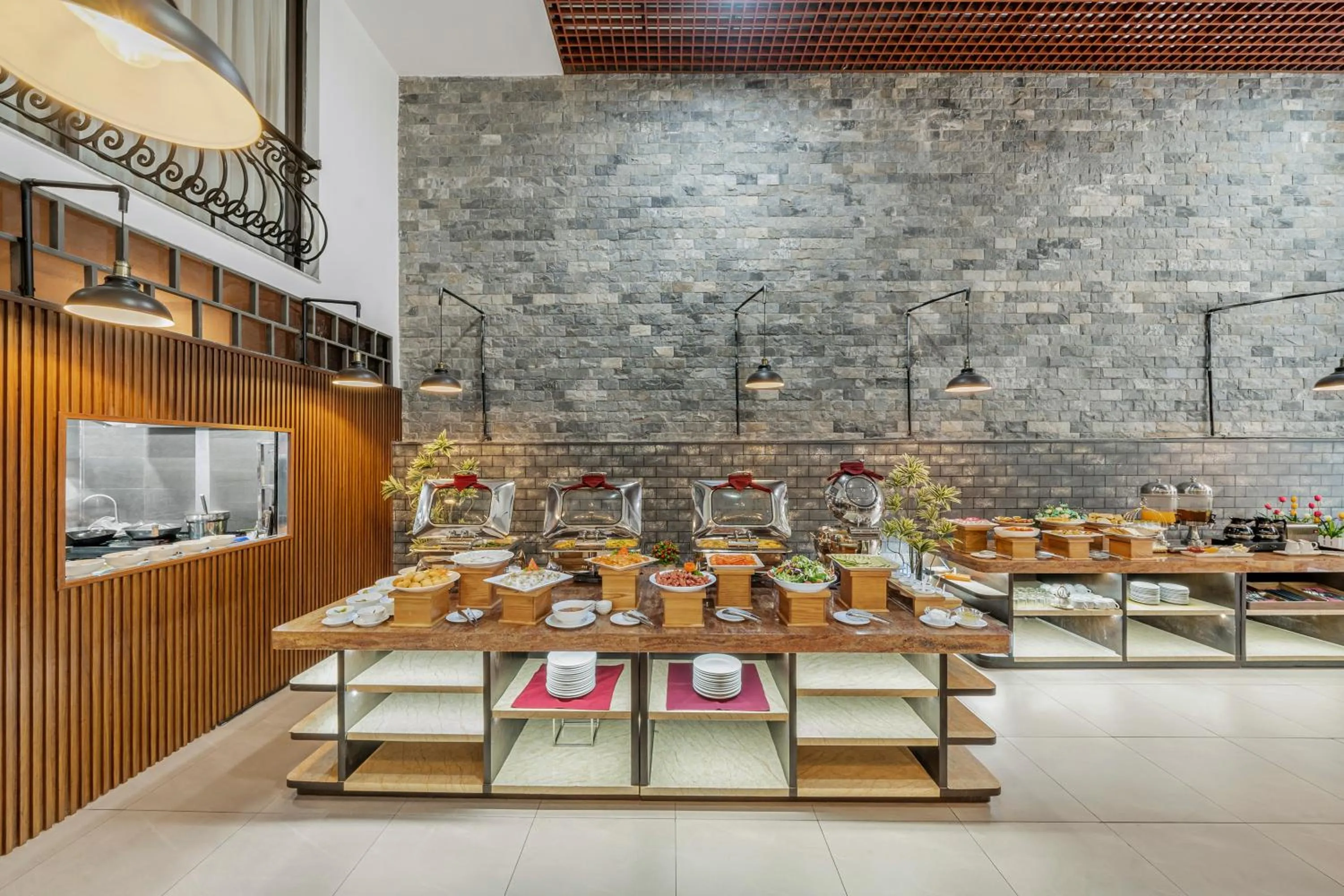 Food and drinks in Palazzo Luxury Hotel & Bistro - Central My Khe Beach Walking Street