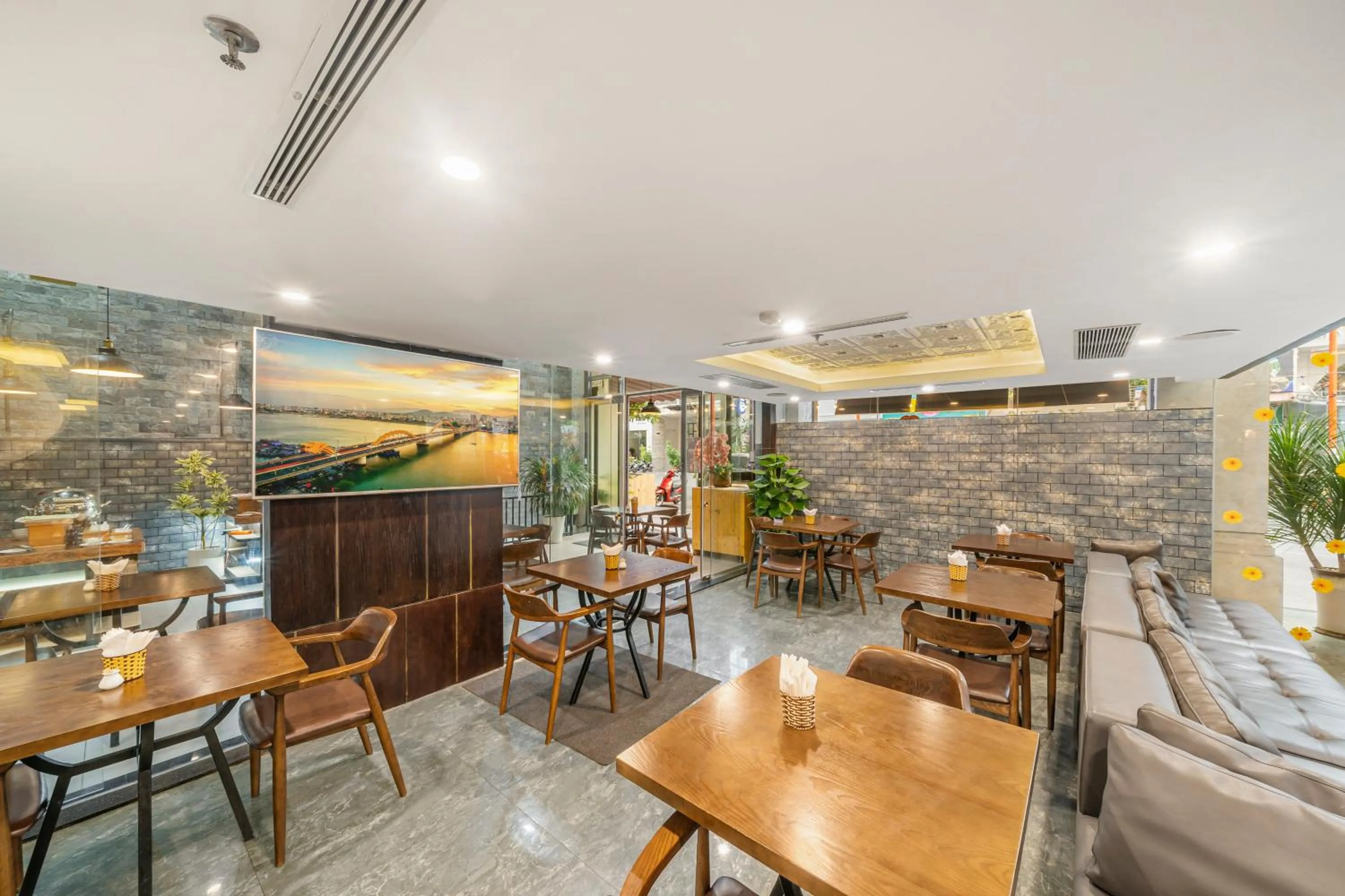 Restaurant/places to eat in Palazzo Luxury Hotel & Bistro - Central My Khe Beach Walking Street