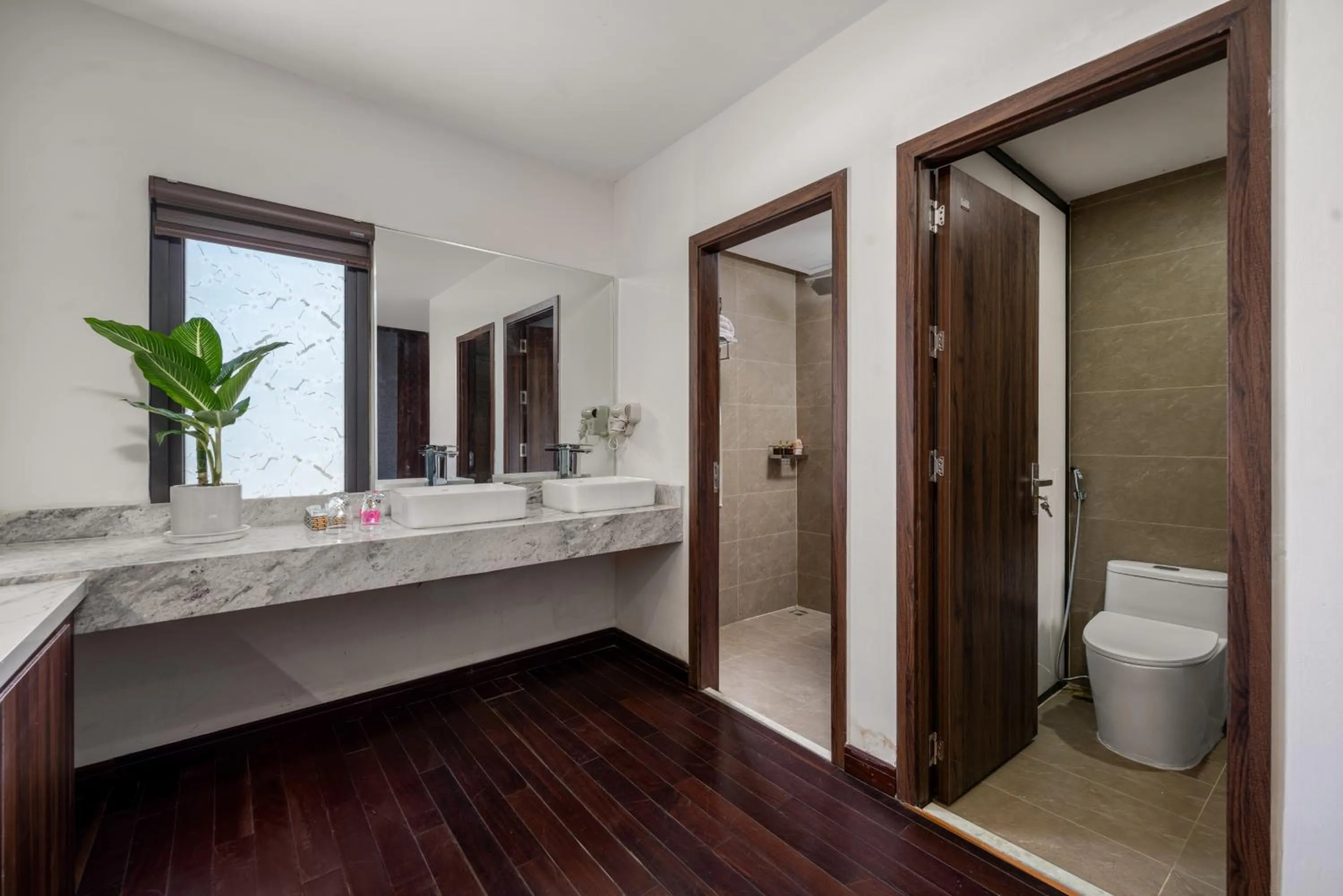 Shower in Palazzo Luxury Hotel & Bistro - Central My Khe Beach Walking Street