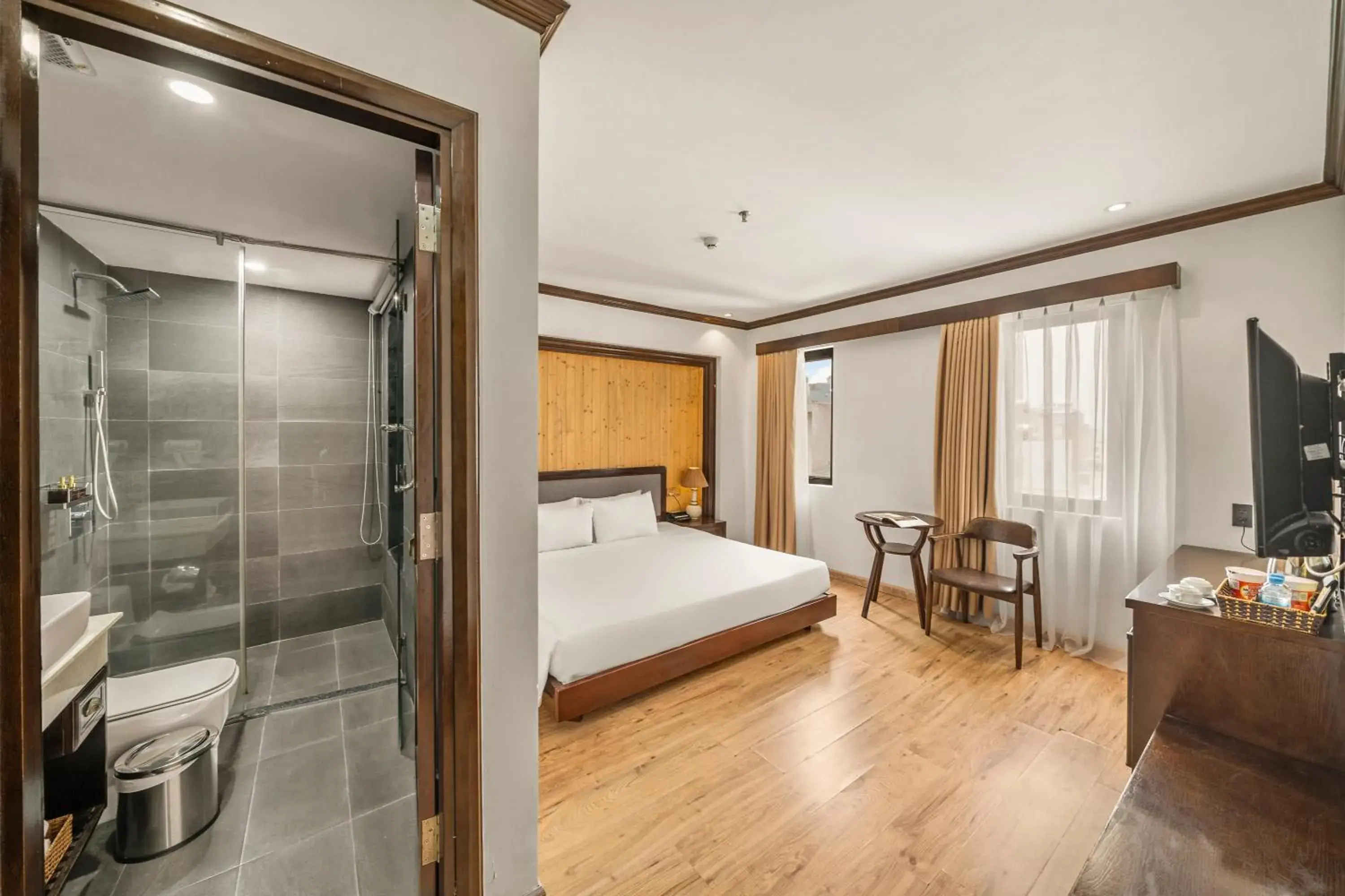 Bathroom, Bed in Palazzo Luxury Hotel & Bistro - Central My Khe Beach Walking Street Bathroom, Bed in Palazzo Luxury Hotel & Bistro - Central My Khe Beach Walking Street