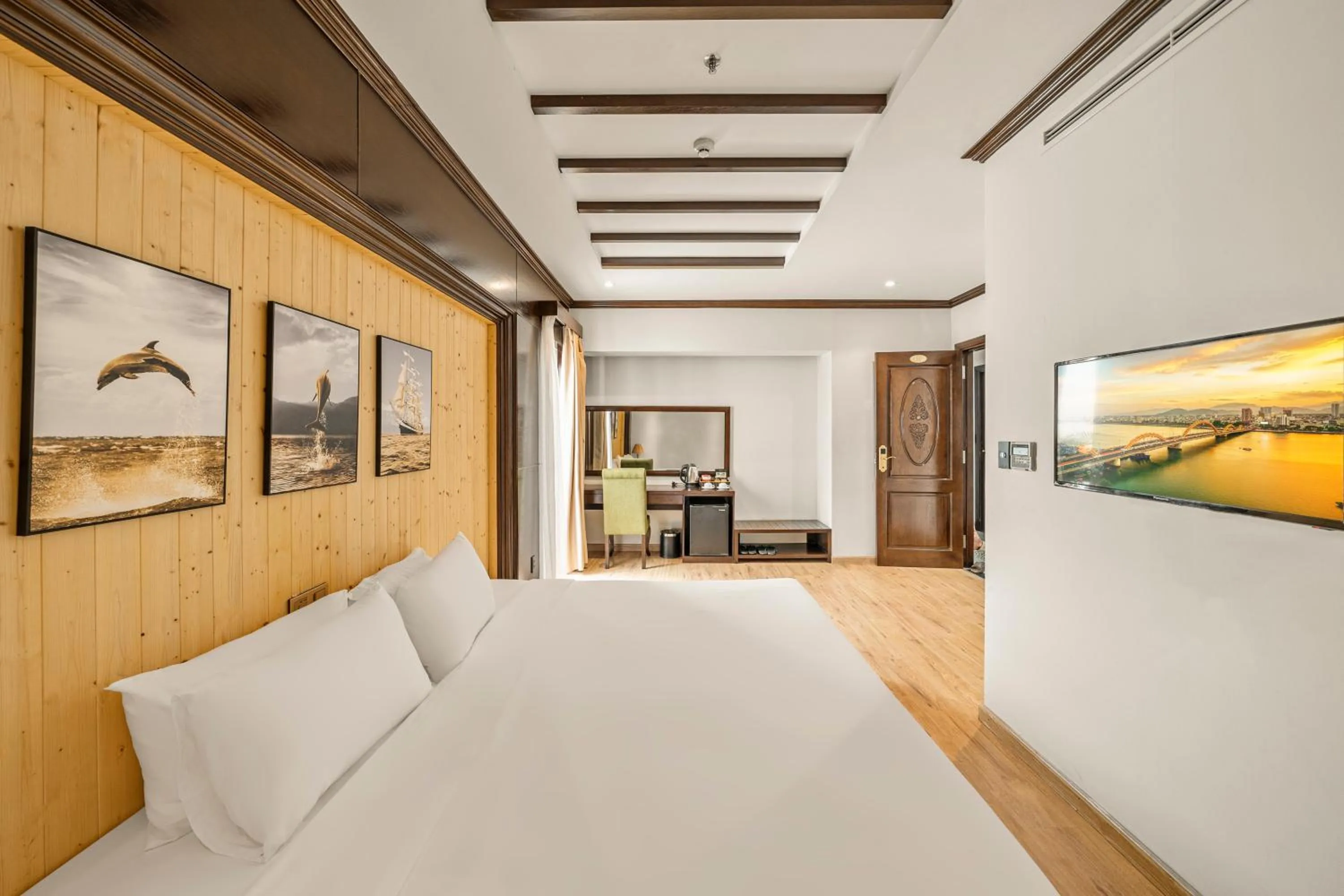 Bed in Palazzo Luxury Hotel & Bistro - Central My Khe Beach Walking Street
