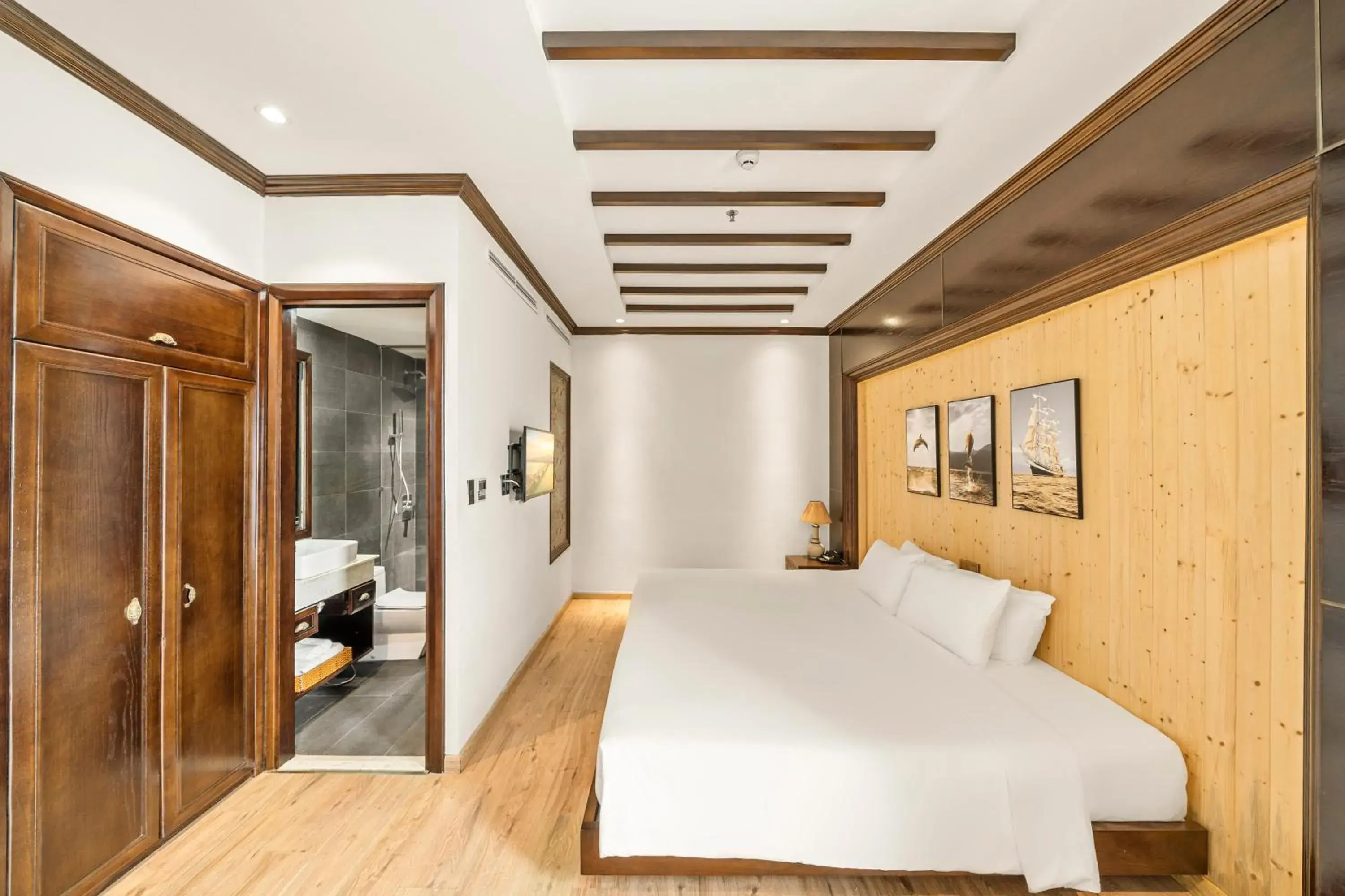 King Suite with Balcony in Palazzo Luxury Hotel & Bistro - Central My Khe Beach Walking Street King Suite with Balcony in Palazzo Luxury Hotel & Bistro - Central My Khe Beach Walking Street