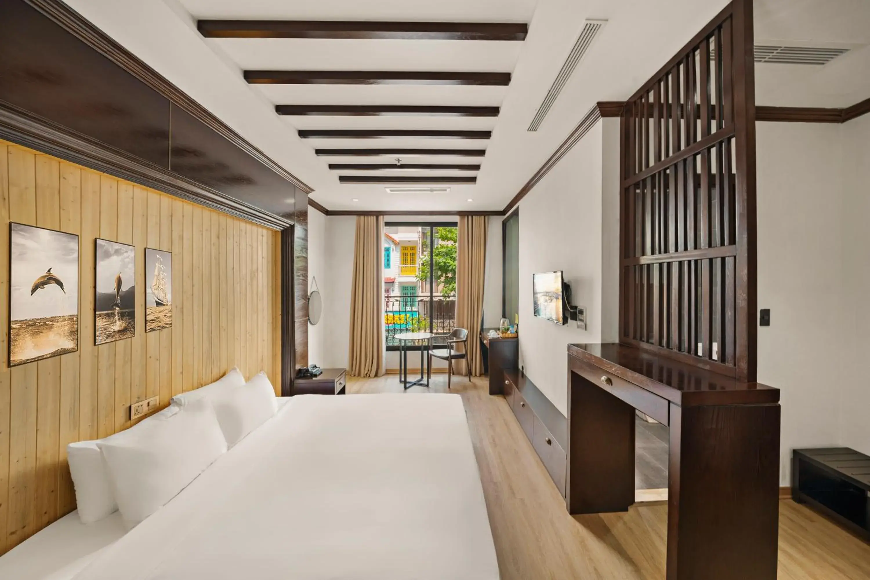 Bed in Palazzo Luxury Hotel & Bistro - Central My Khe Beach Walking Street Bed in Palazzo Luxury Hotel & Bistro - Central My Khe Beach Walking Street