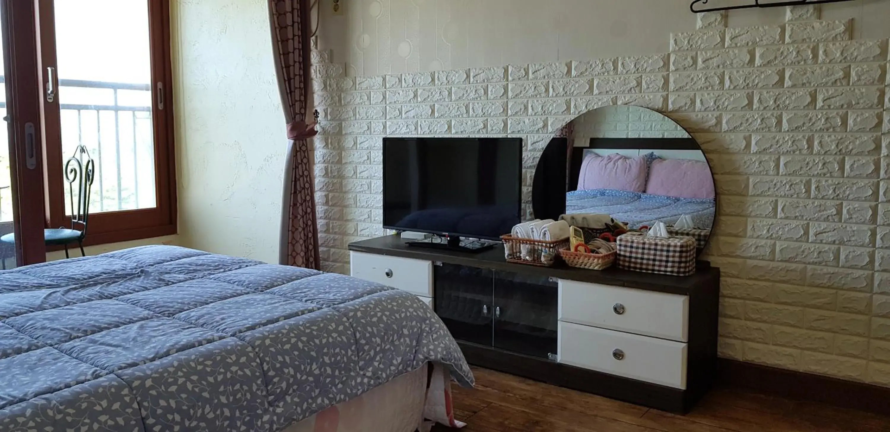 TV and multimedia, Bed in Jun House TV and multimedia, Bed in Jun House