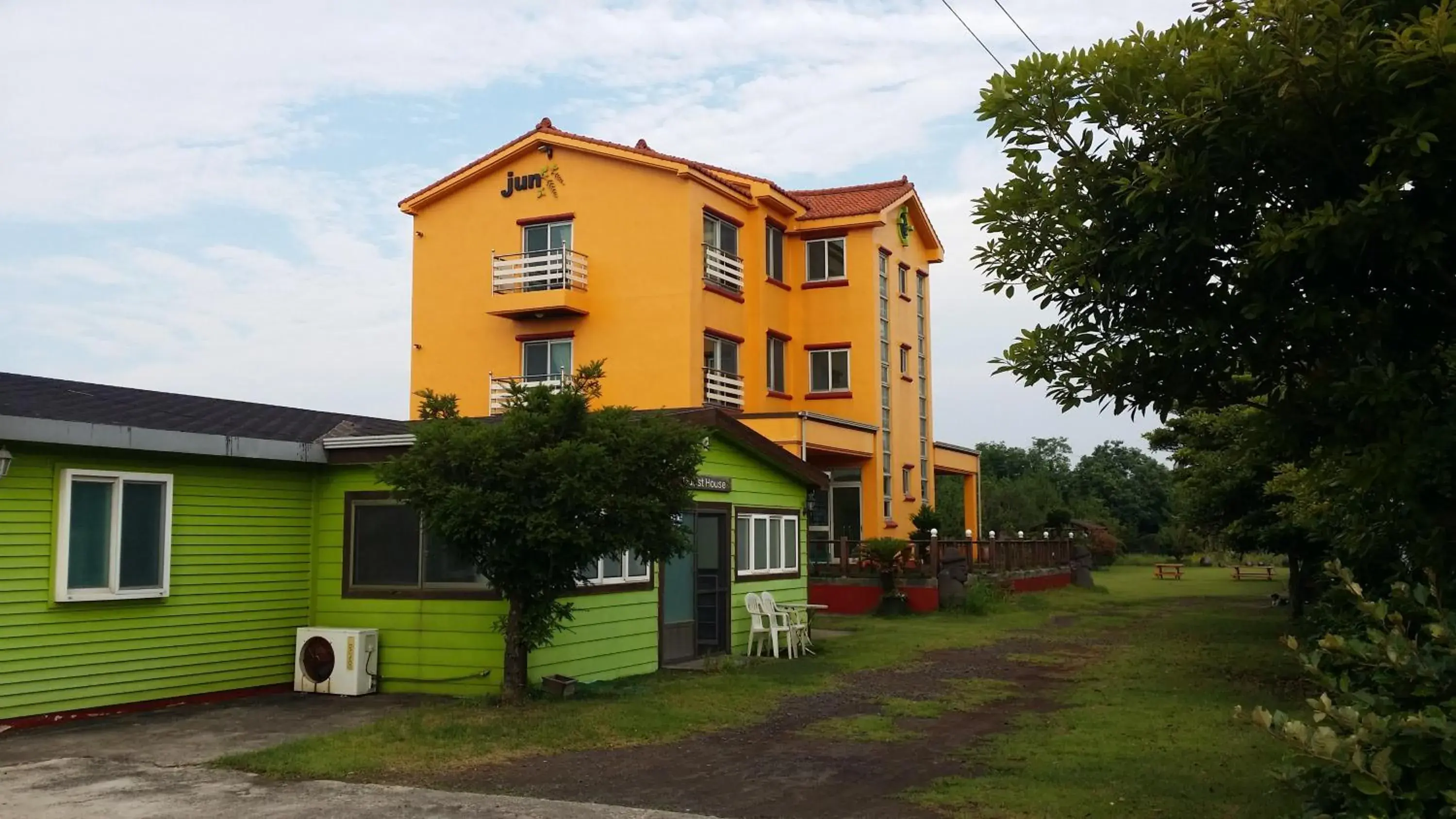 Property building in Jun House Property building in Jun House