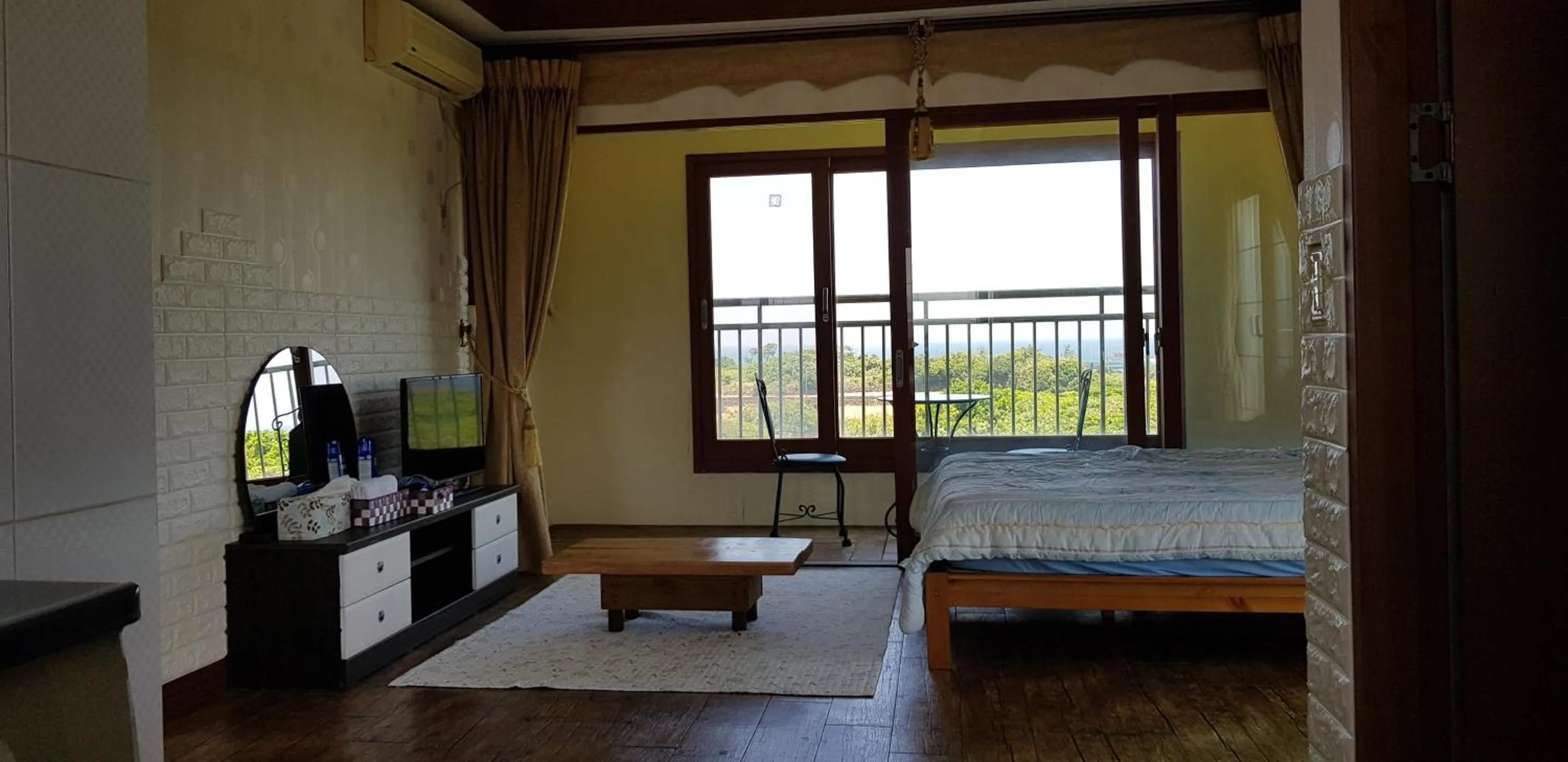 Photo of the whole room, Bed in Jun House