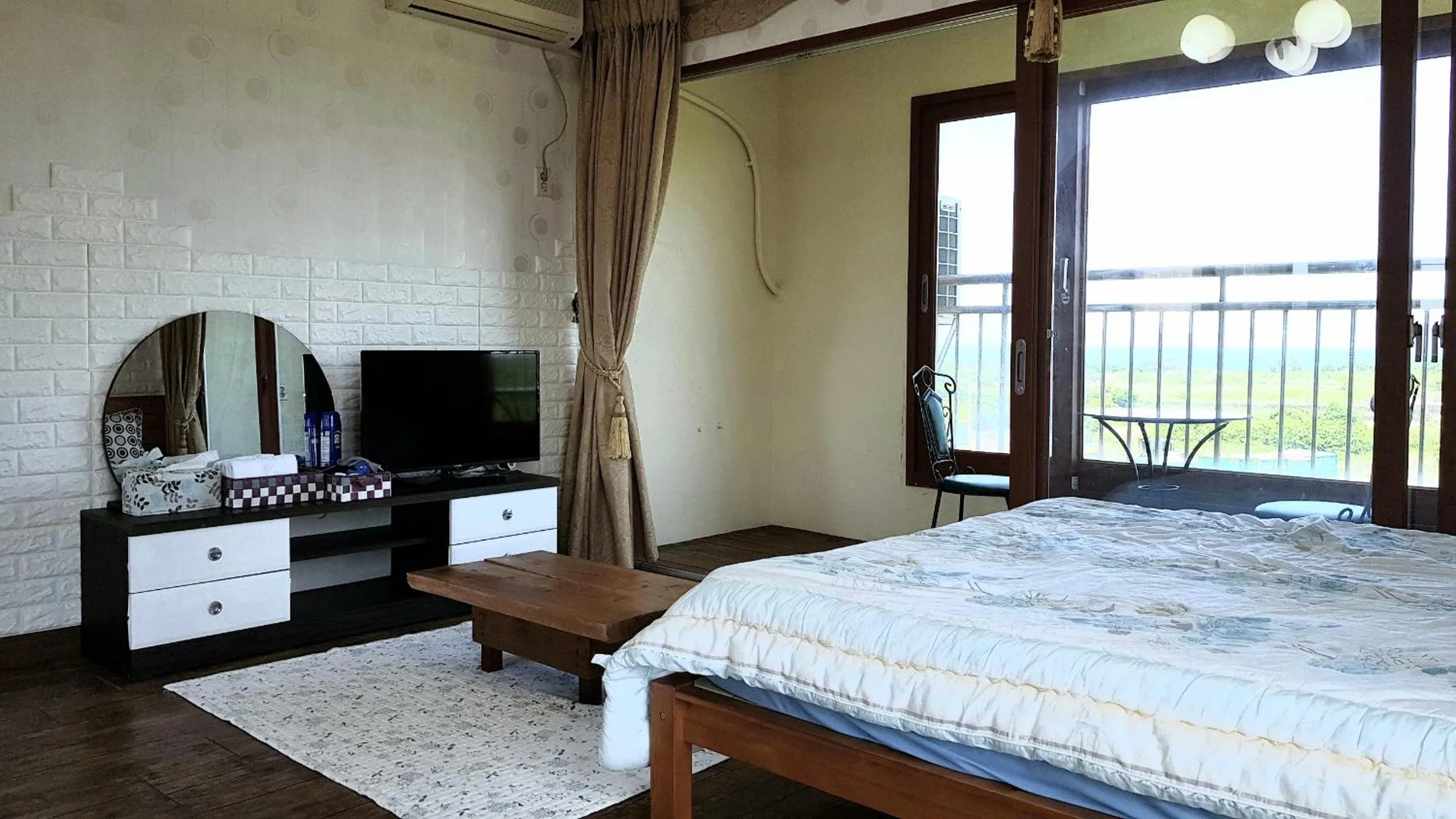 Photo of the whole room, Bed in Jun House