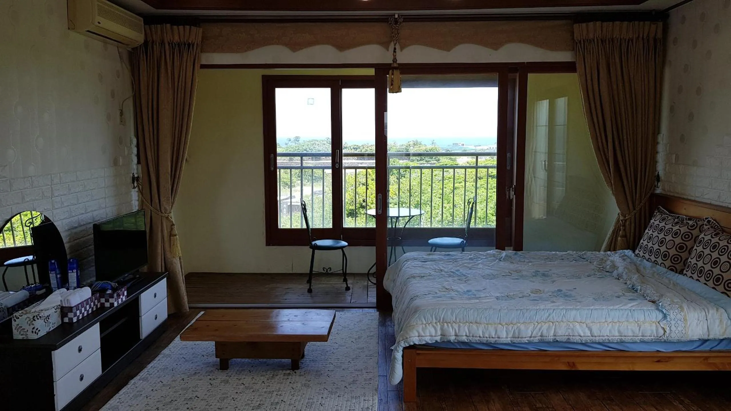 Photo of the whole room, Bed in Jun House