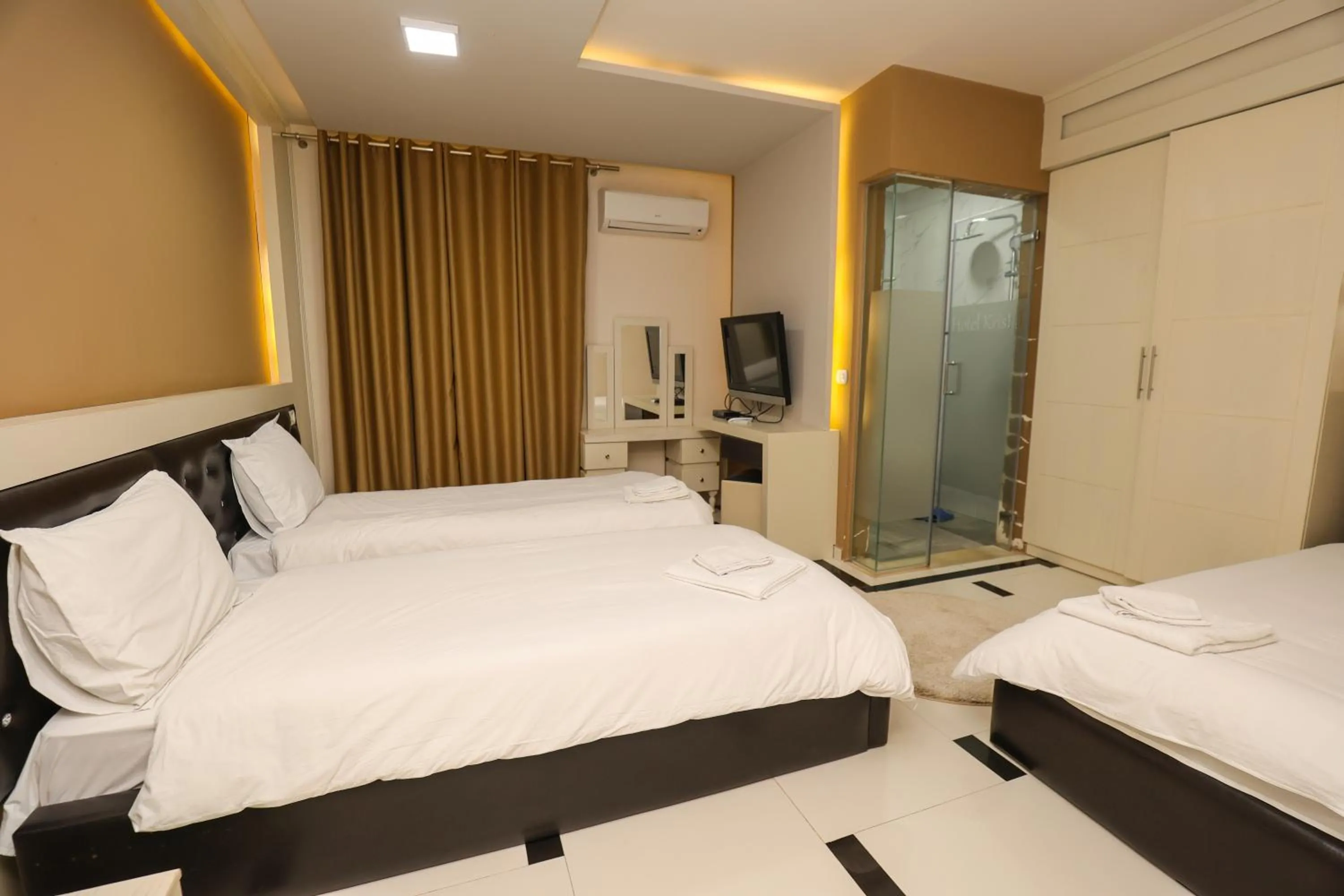 Standard Triple Room in Hotel Kristal