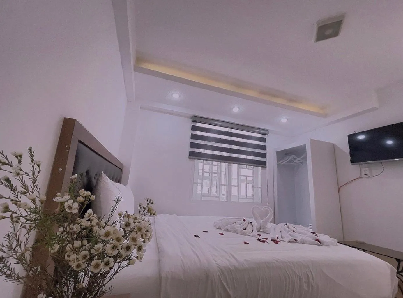 Communal lounge/ TV room, Bed in Phuong Vy Hotel