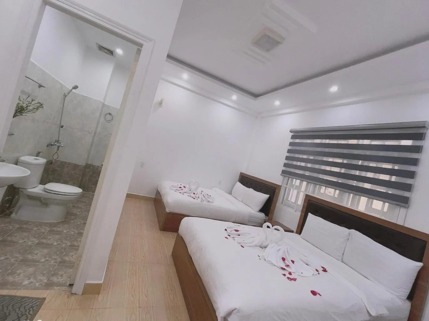Shower, Bed in Phuong Vy Hotel