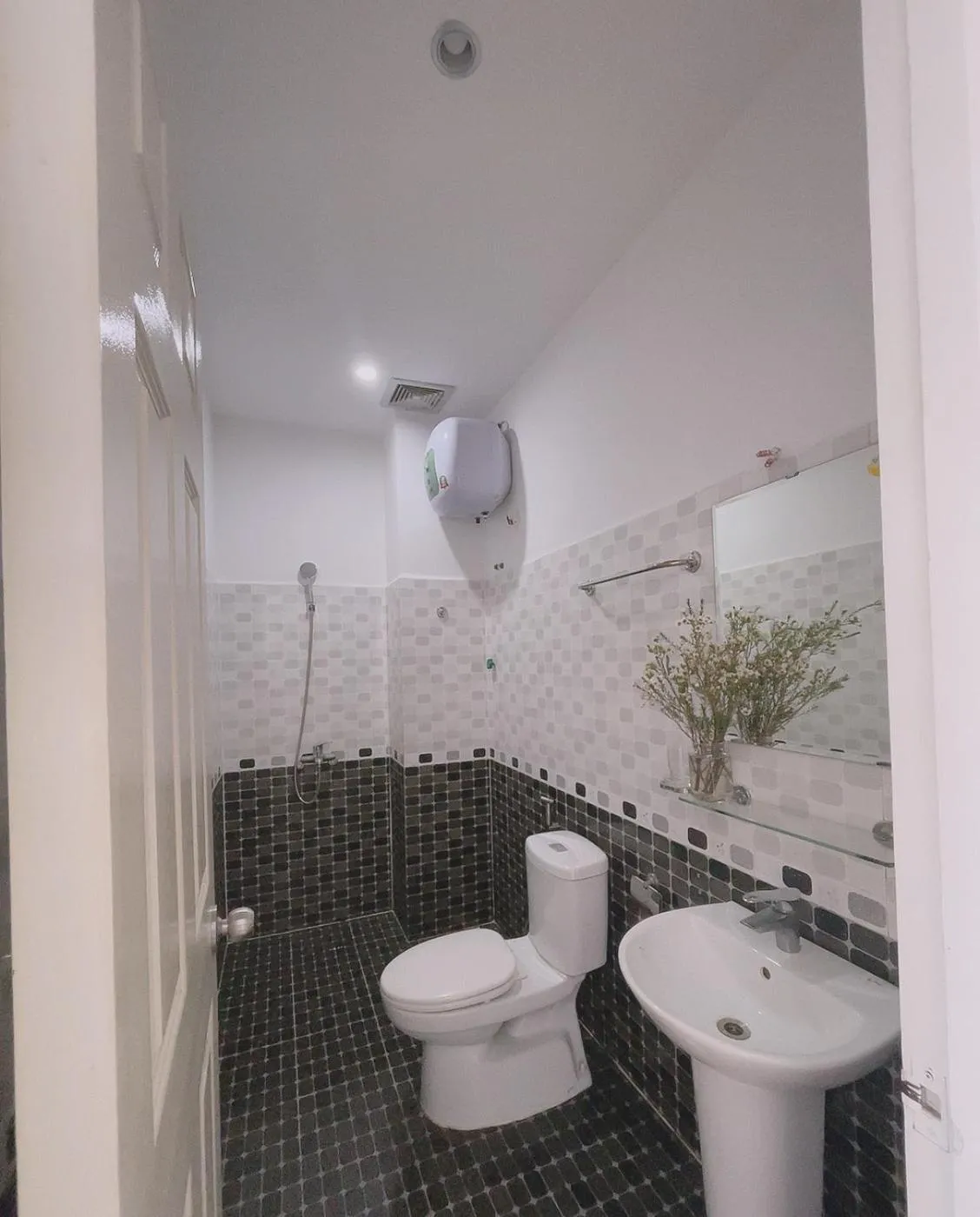 Shower in Phuong Vy Hotel