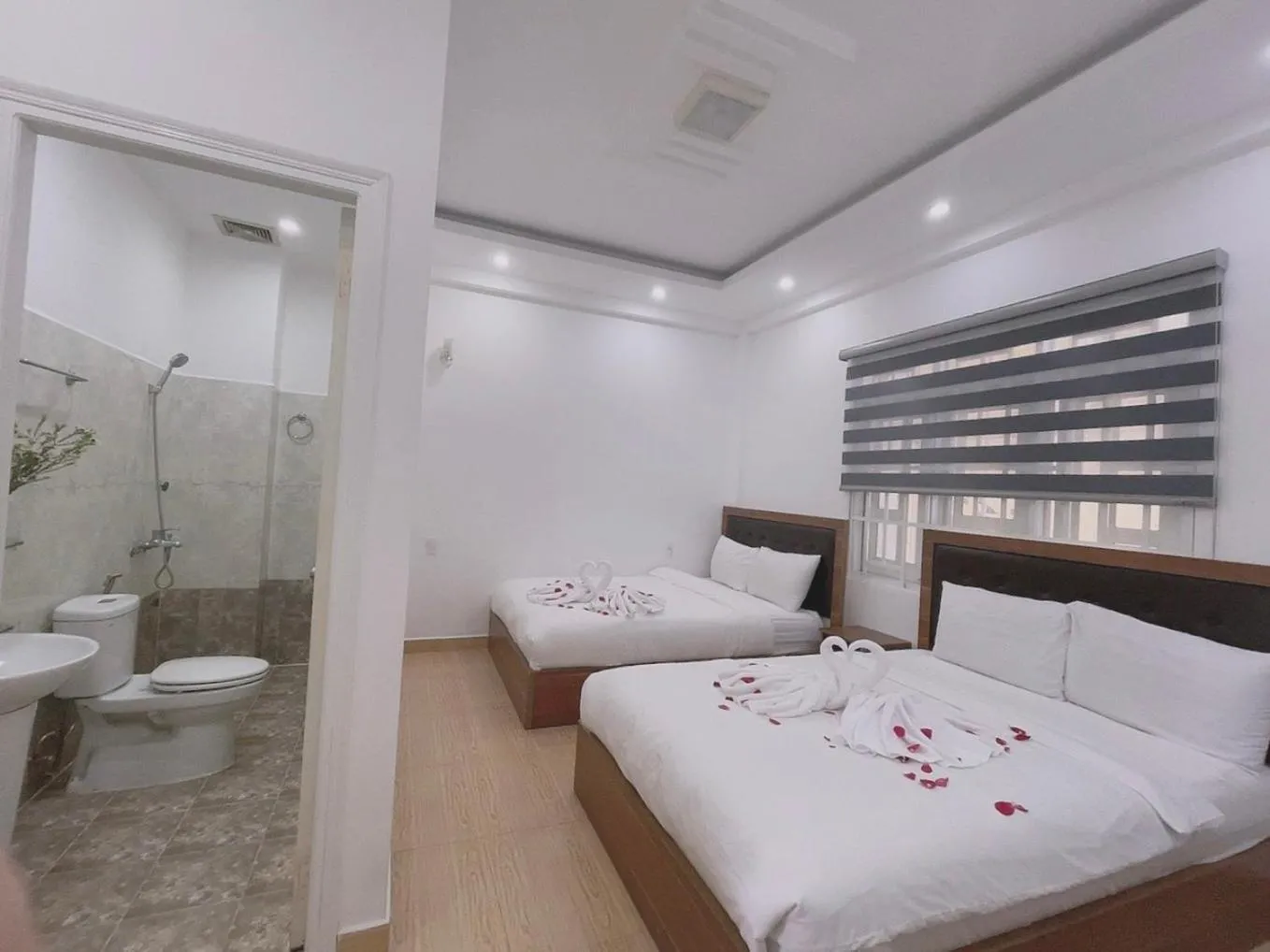 Shower, Bed in Phuong Vy Hotel